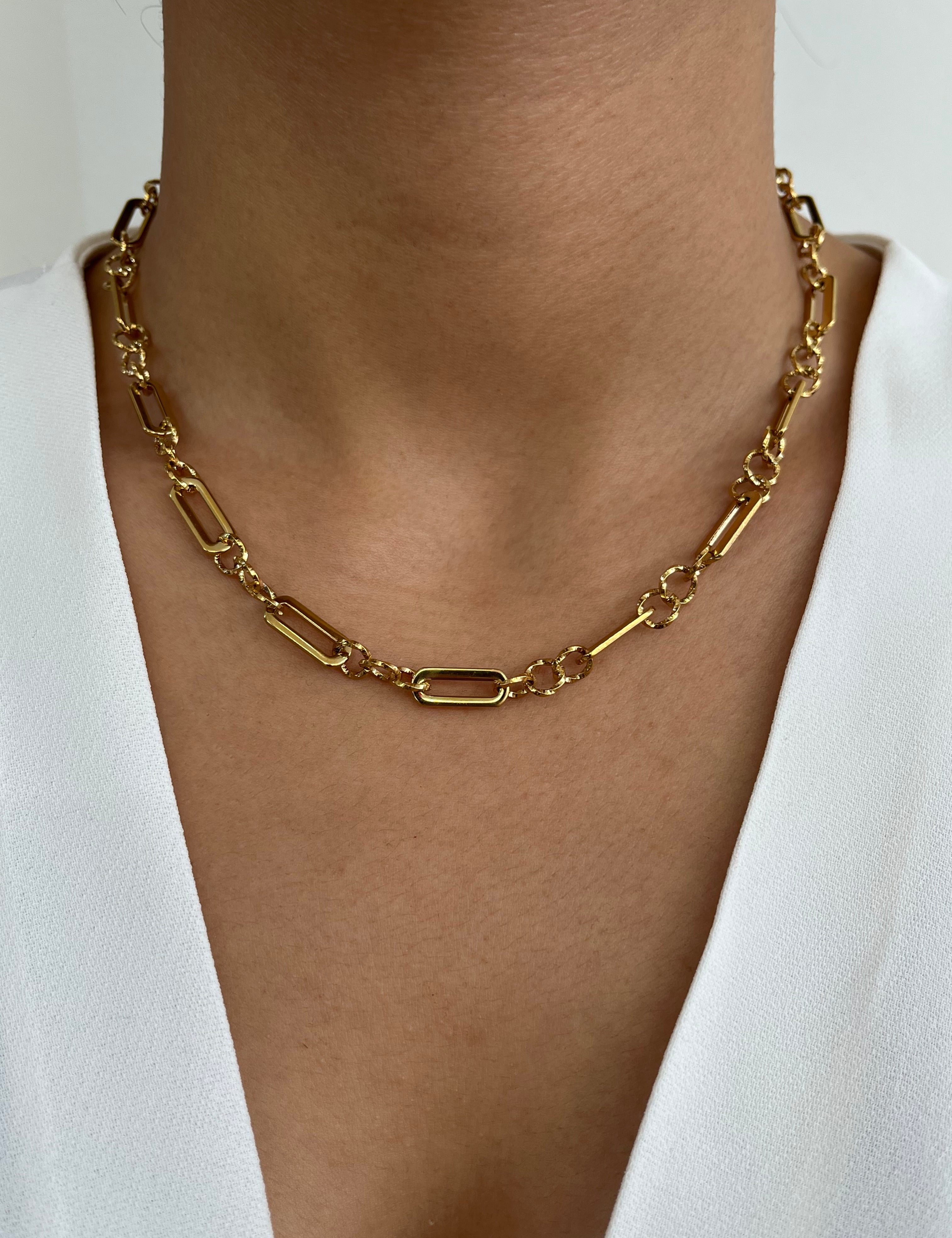Collier Organic doré à grands maillons géométriques porté au cou - Ordiajade
