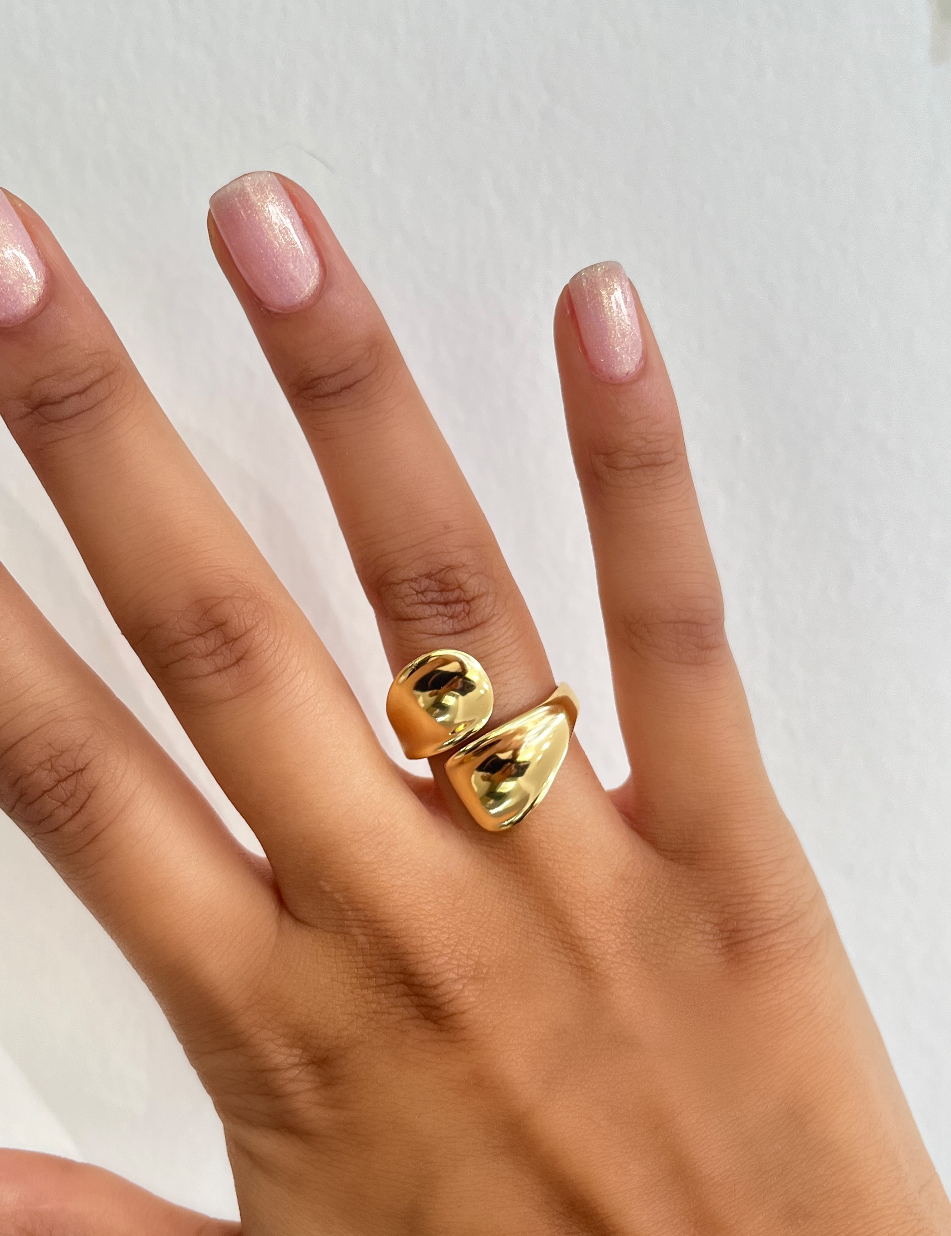Bague Nua dorée portée au doigt - Ordiajade
