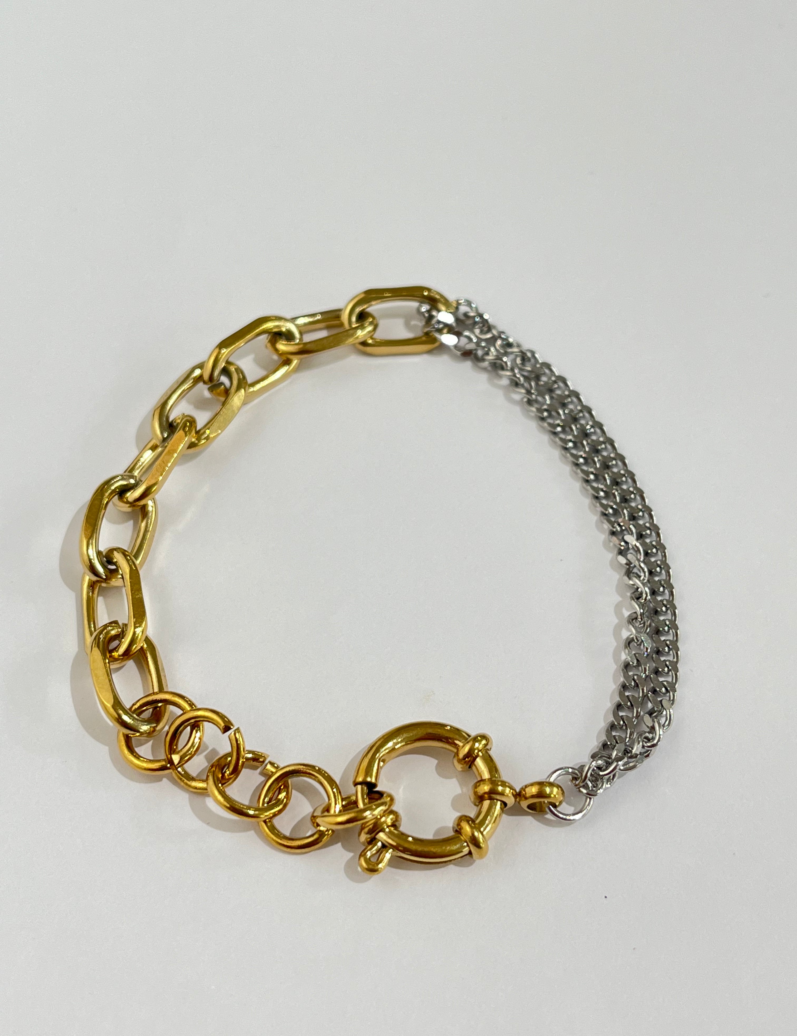 Bracelet Bi Colors mi-doré mi-argenté à gros maillons et large fermoir rond, sur fond gris - Ordiajade
