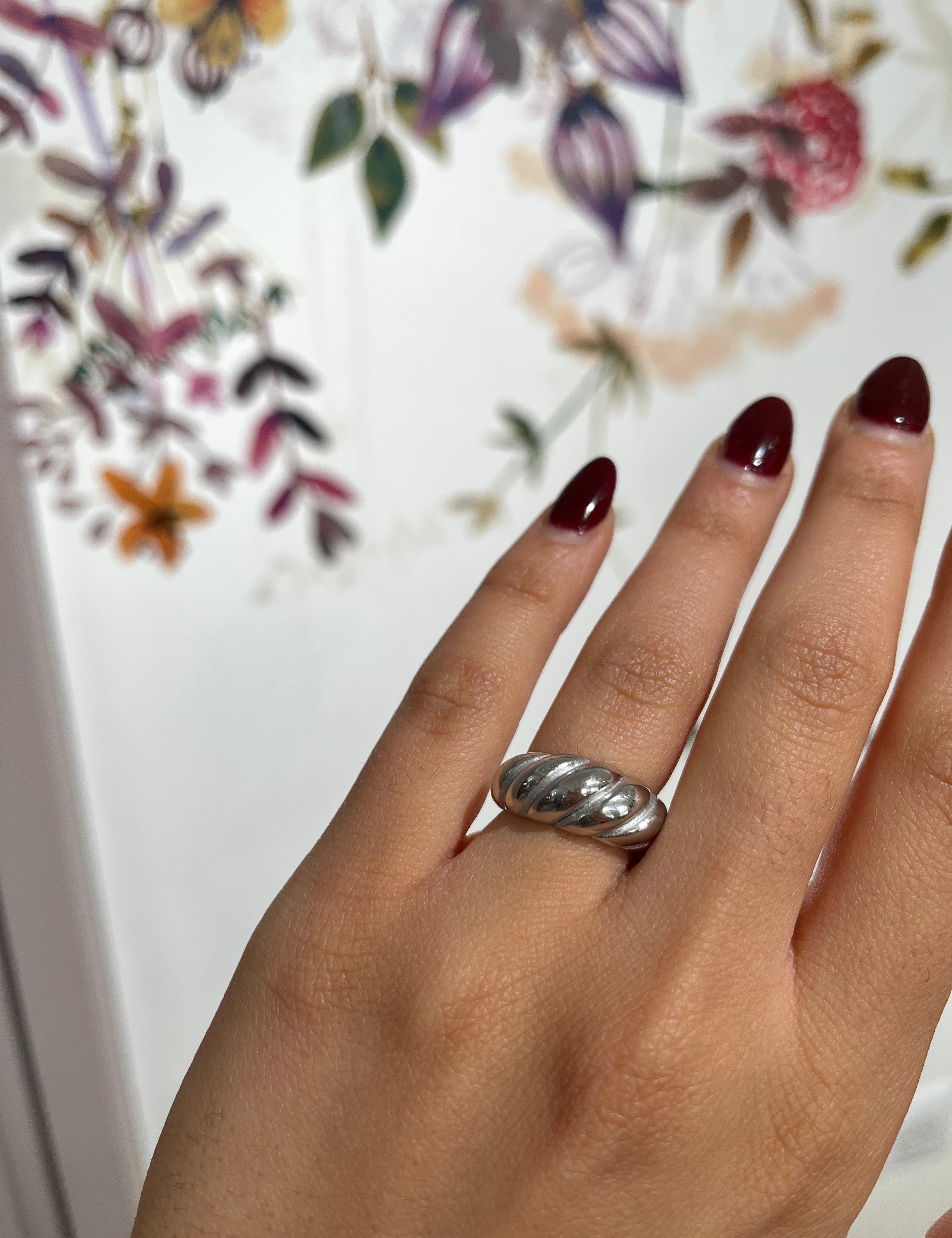 Bague Maisie argentée bombée à surface striée, portée au doigt - Ordiajade