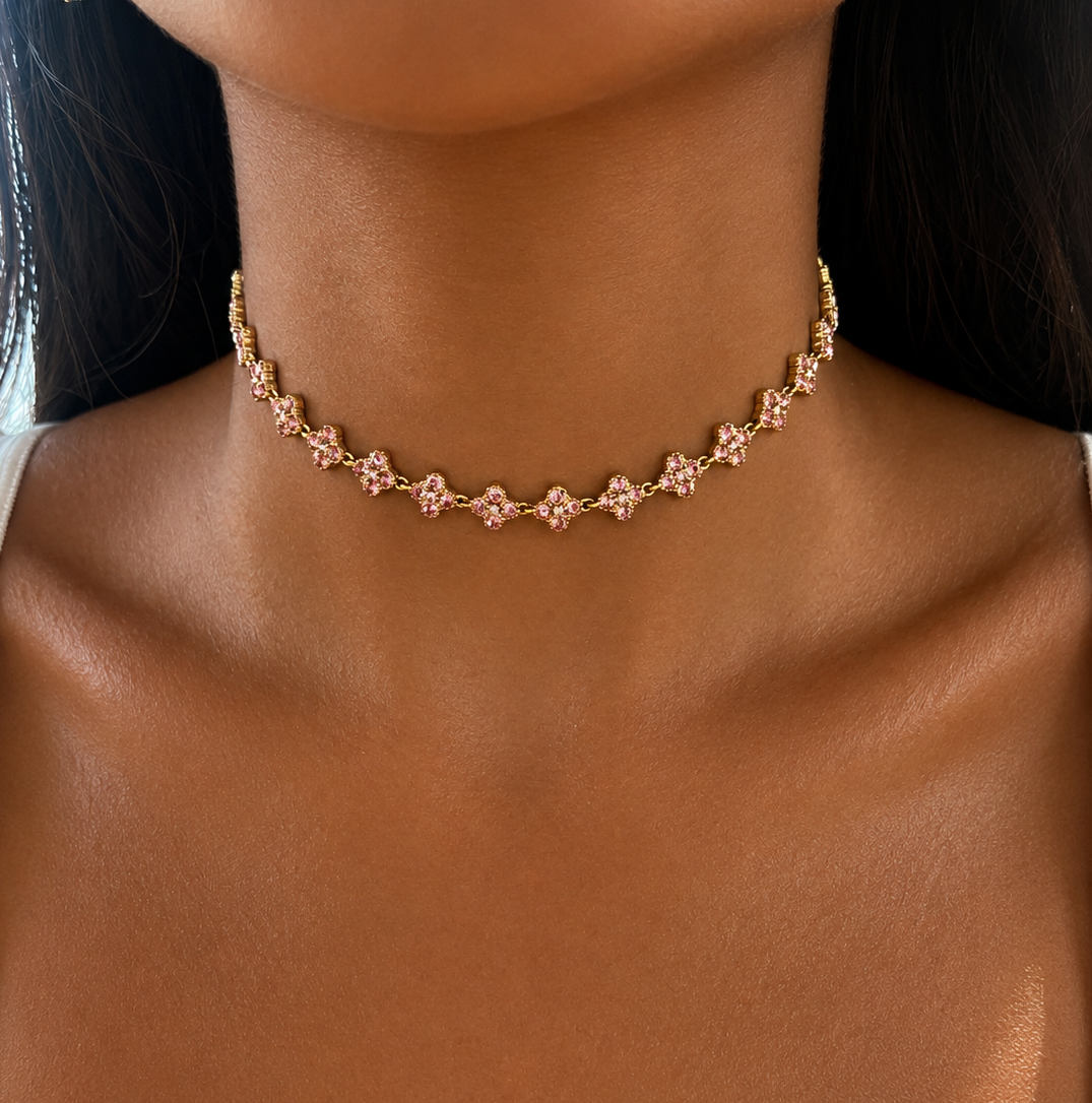 Collier Coraline doré à petits trèfles de pierres roses porté au cou - Ordiajade