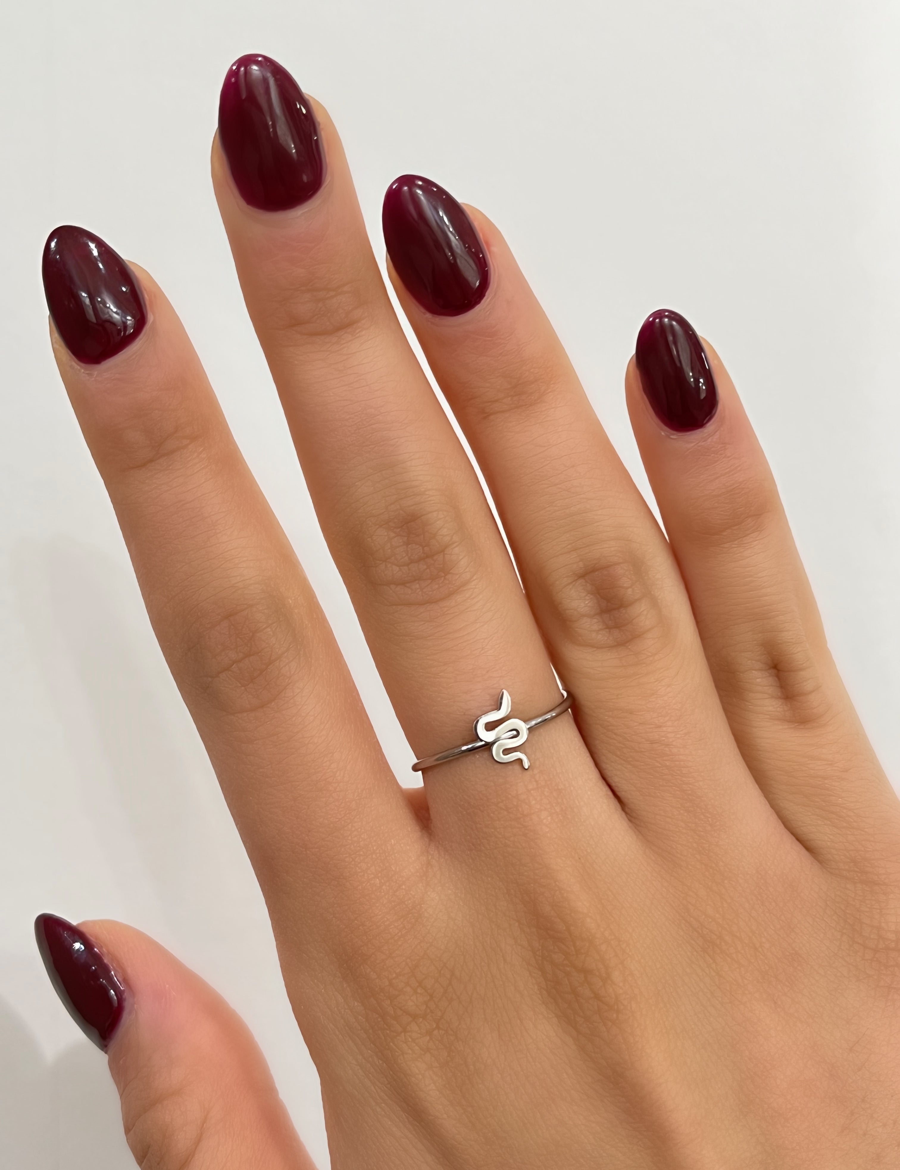 Bague Serpenti argentée fine ornée d'un petit serpent, portée au doigt - Ordiajade