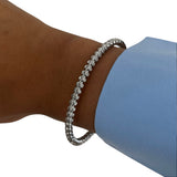 Bracelet jonc June argenté en acier inoxydable porté au poignet - Ordiajade