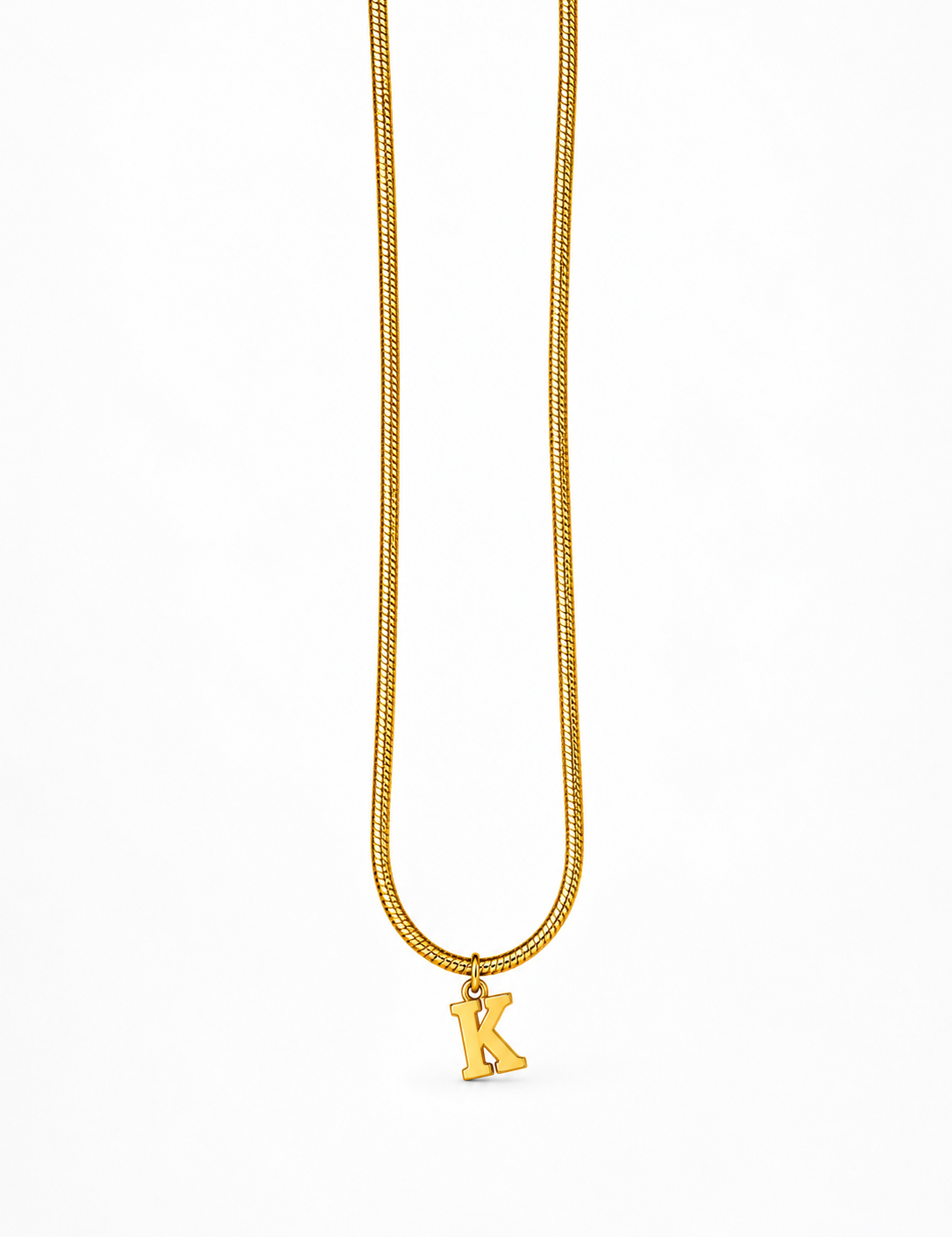 Collier Initial Serpentia doré en maille serpent à initiale K, sur fond blanc - Ordiajade