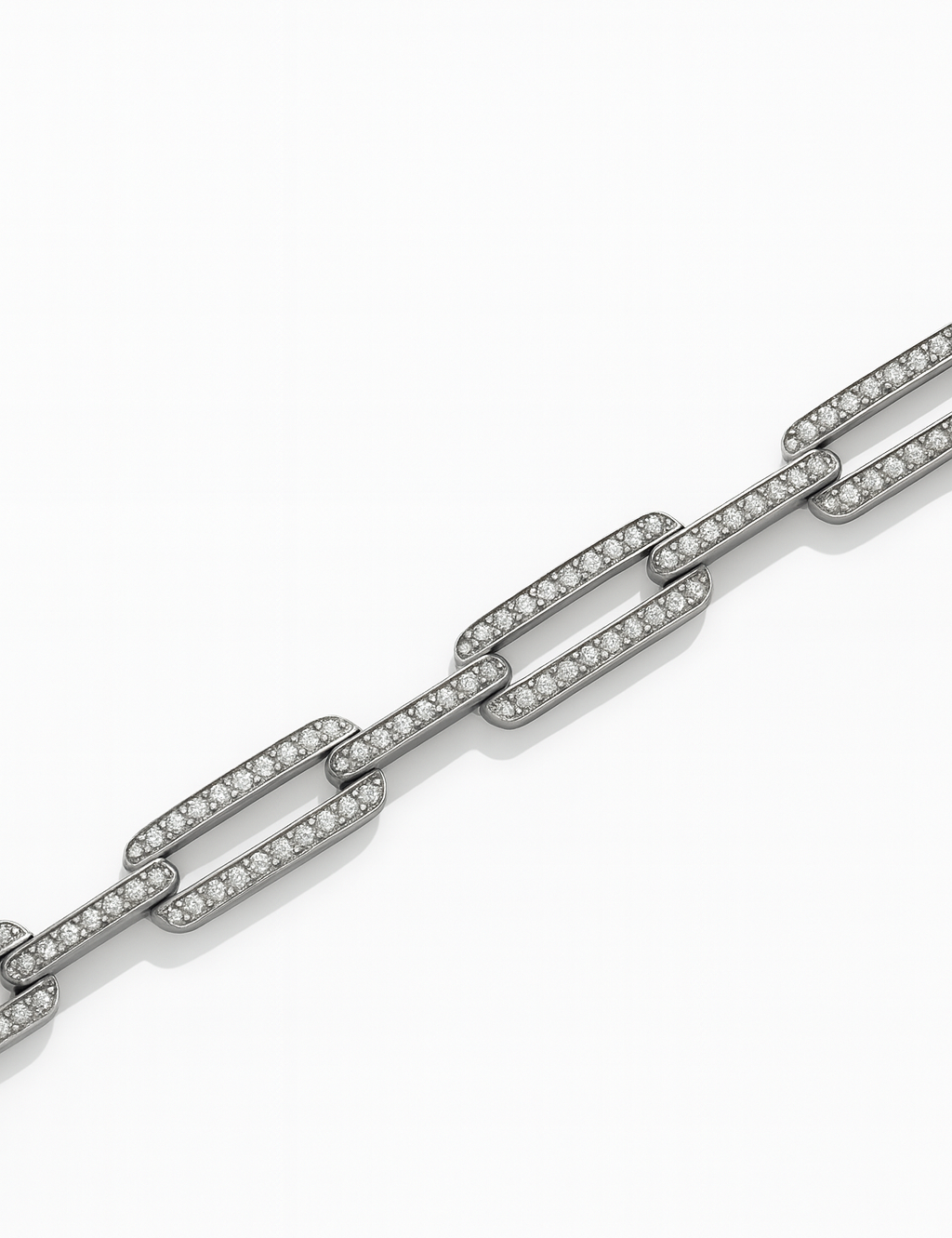 Bracelet Shine en acier argenté, maillons pavés de zircons, sur fond blanc