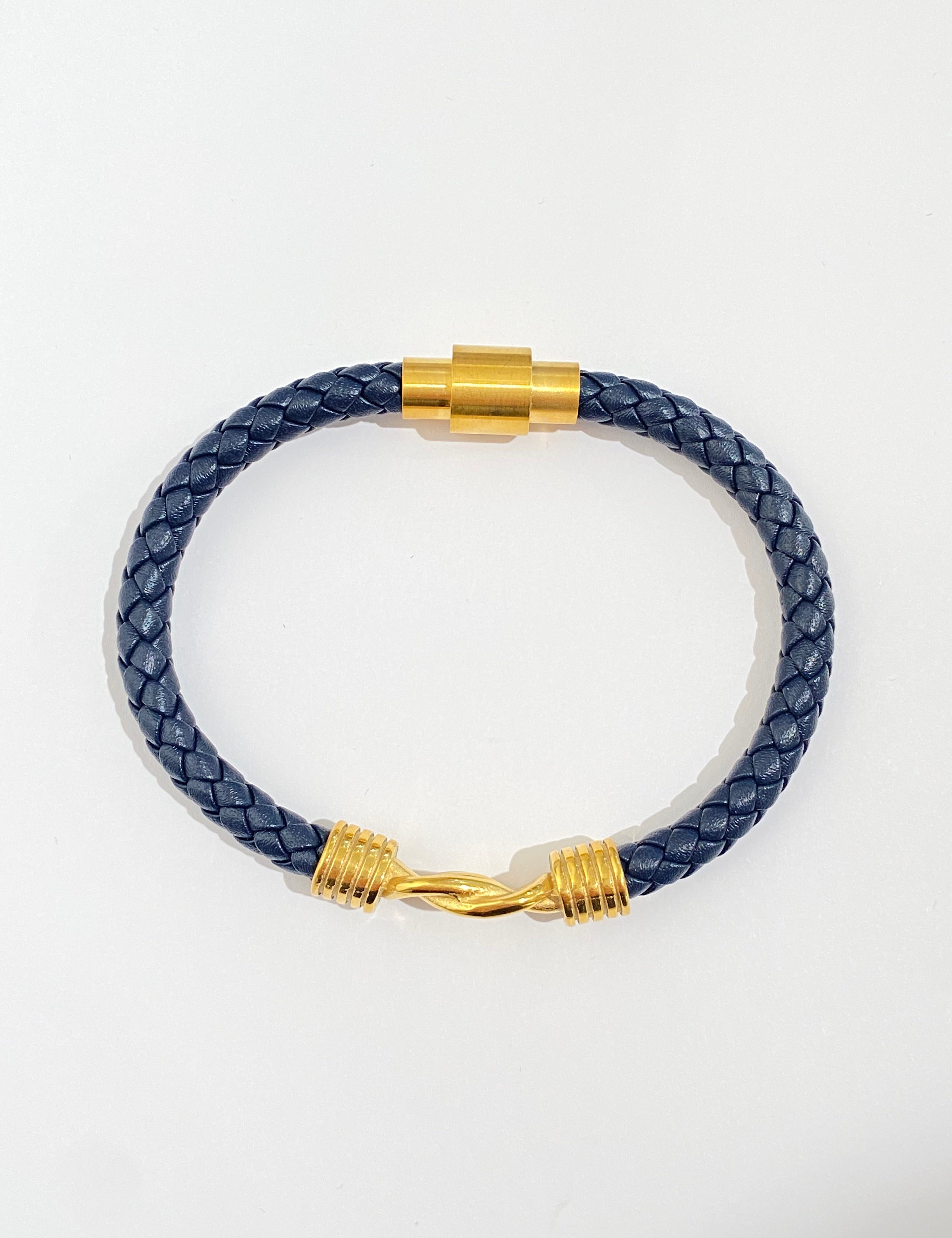 Bracelet homme Elija en cuir tressé bleu, nœud et fermoir dorés, vue de côté - Ordiajade