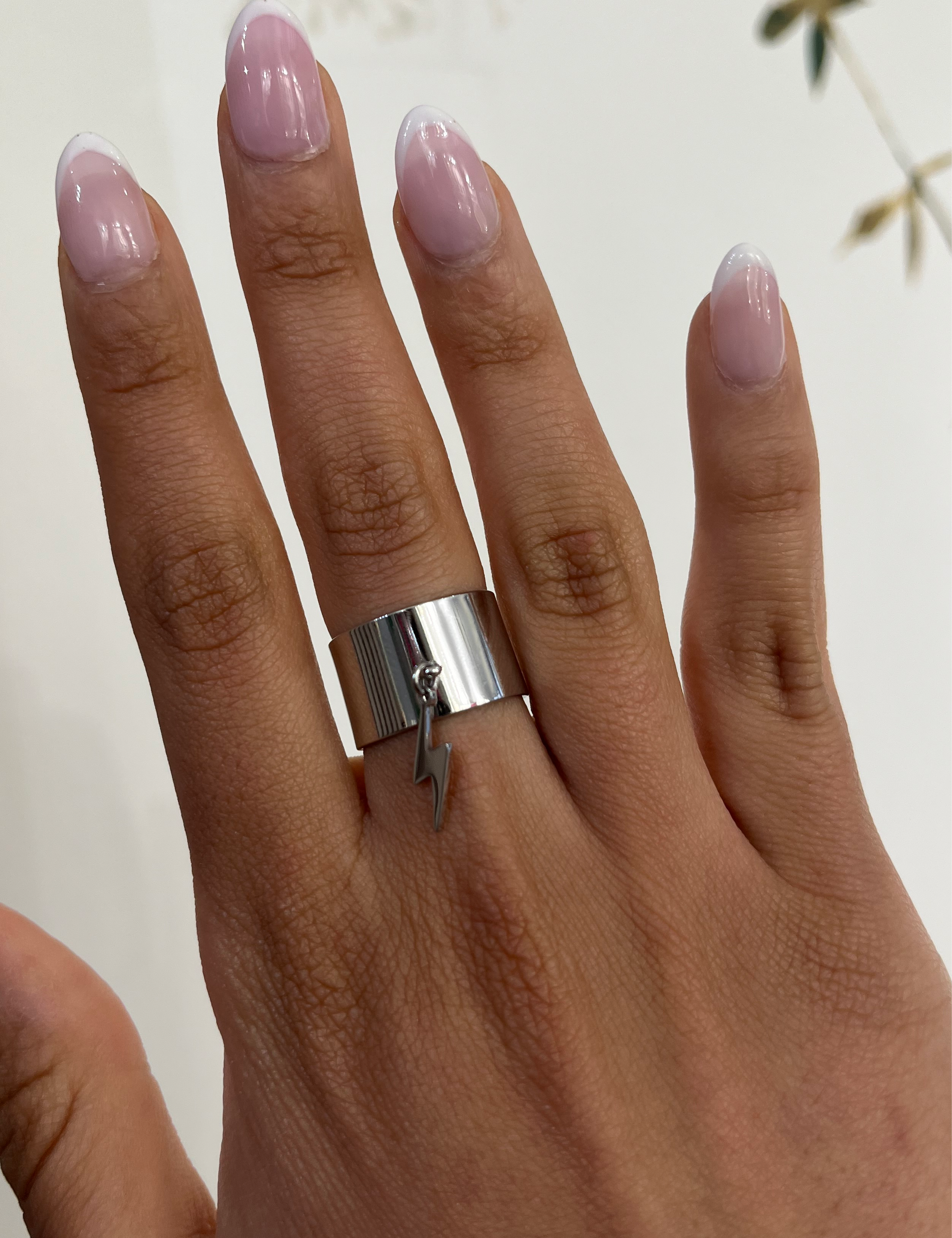 Bague Foudre argentée large à breloque éclair portée au doigt - Ordiajade