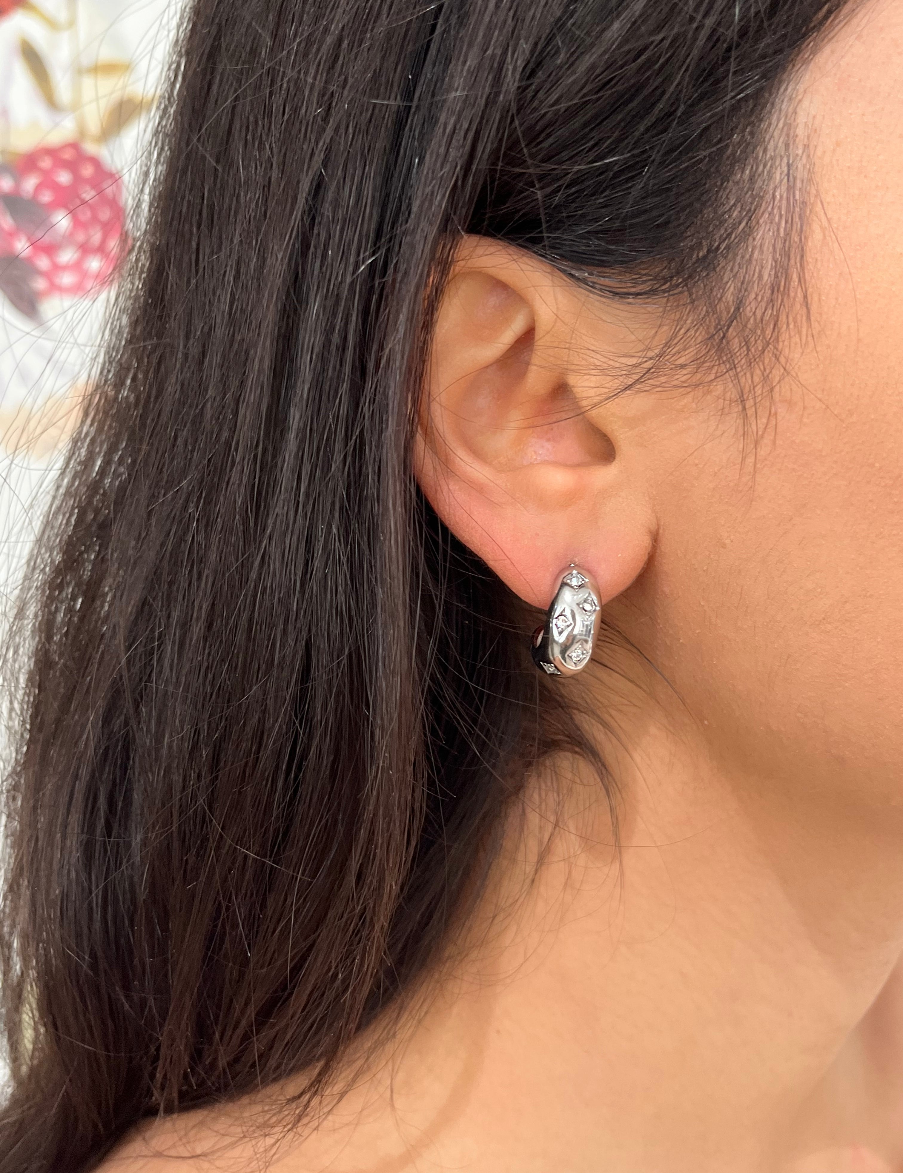 Boucles Kaly, créoles argentées martelées serties de petites pierres, portées - Ordiajade