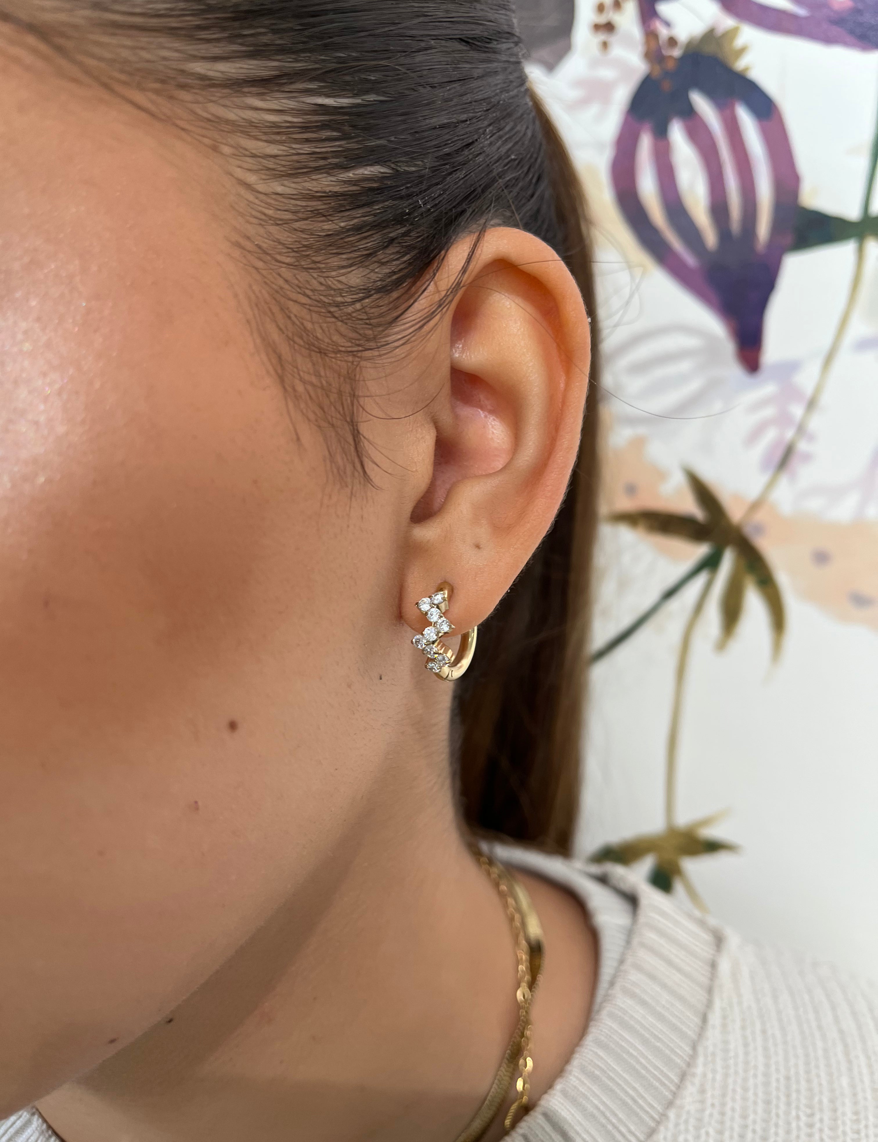 Boucles d'oreilles Tina, petites créoles dorées à strass en zigzag portées à l'oreille - Ordiajade