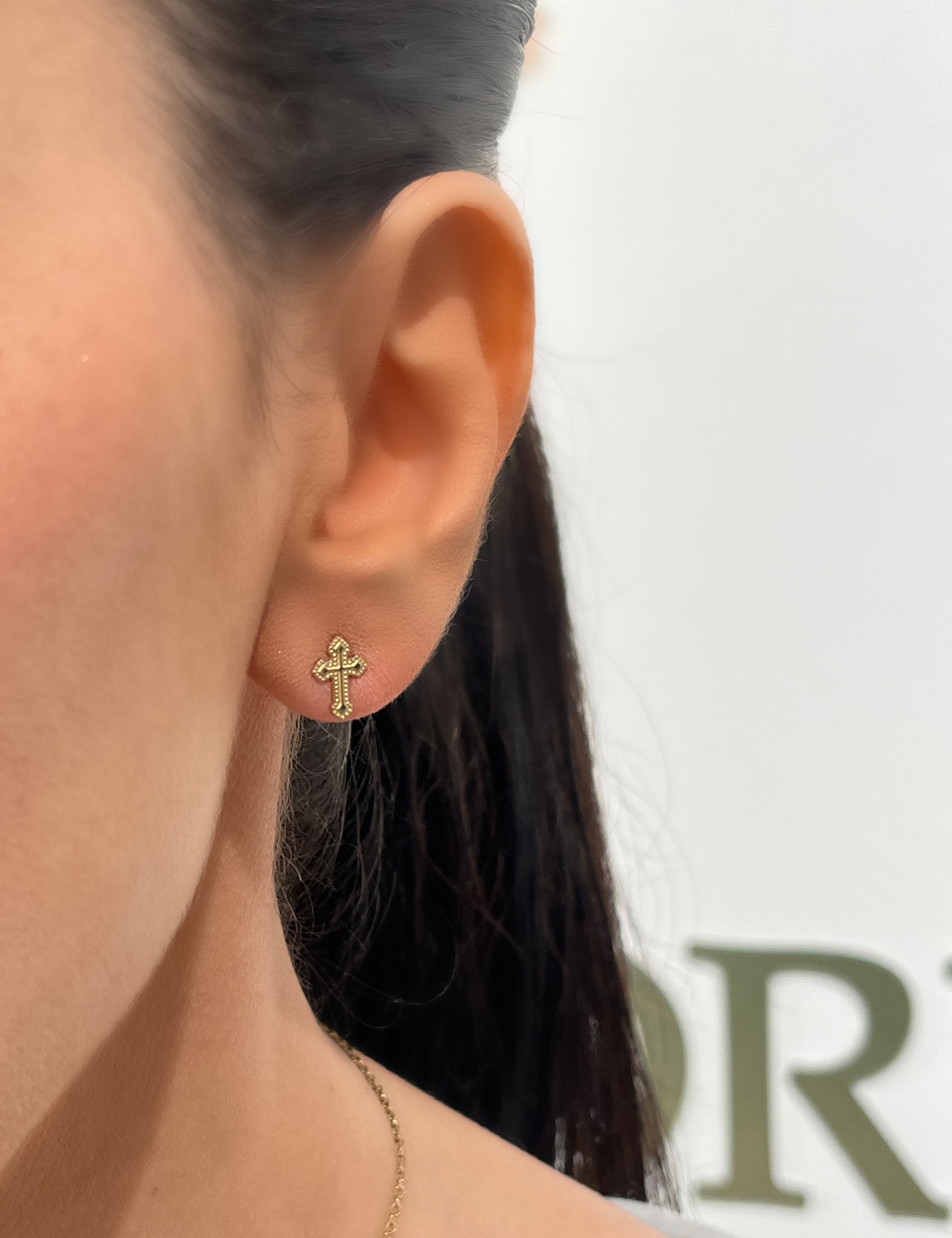 Boucles Croix Love, petites puces croix dorées portées à l'oreille - Ordiajade