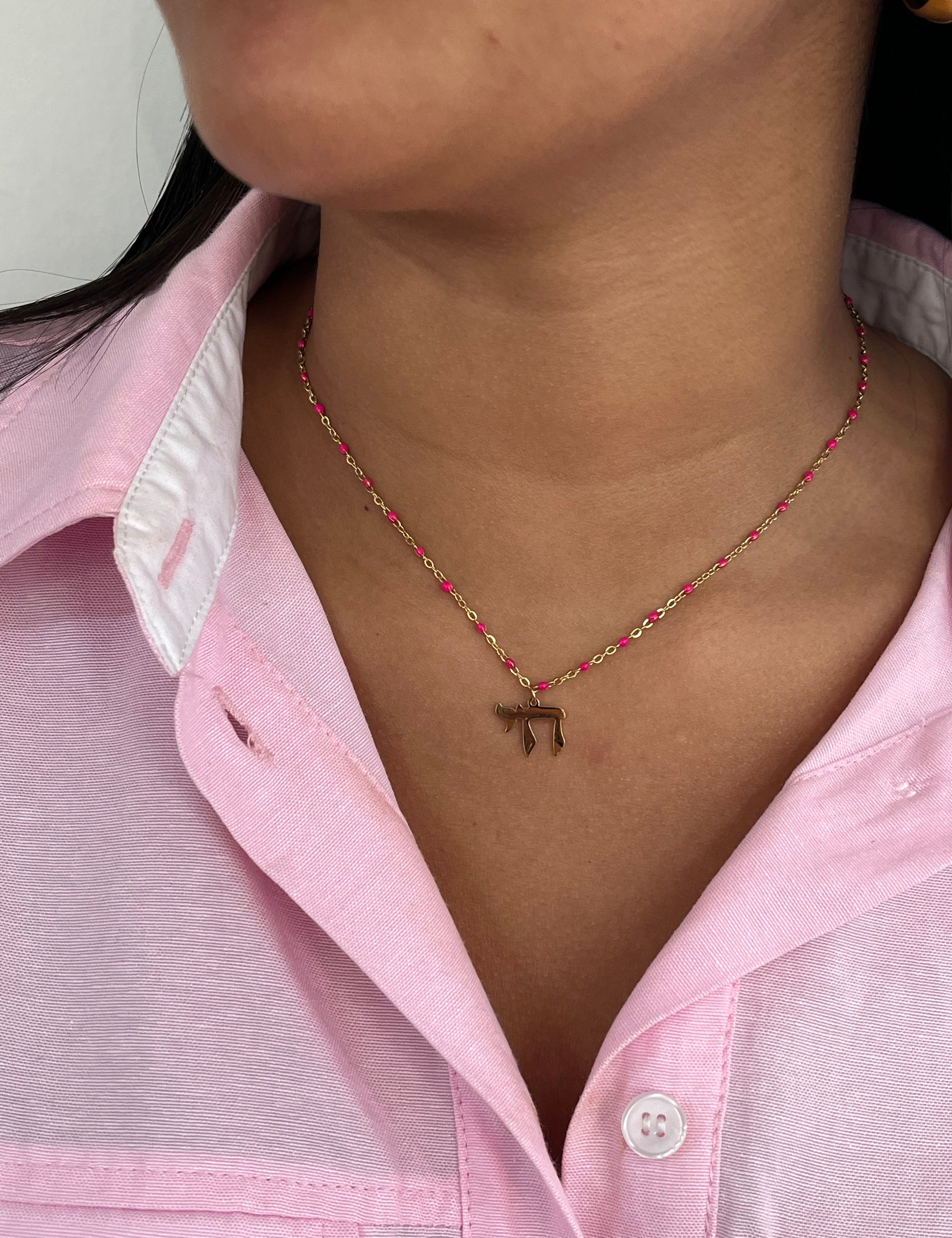 Collier Minie Vie à petites perles roses et pendentif doré porté au cou - Ordiajade