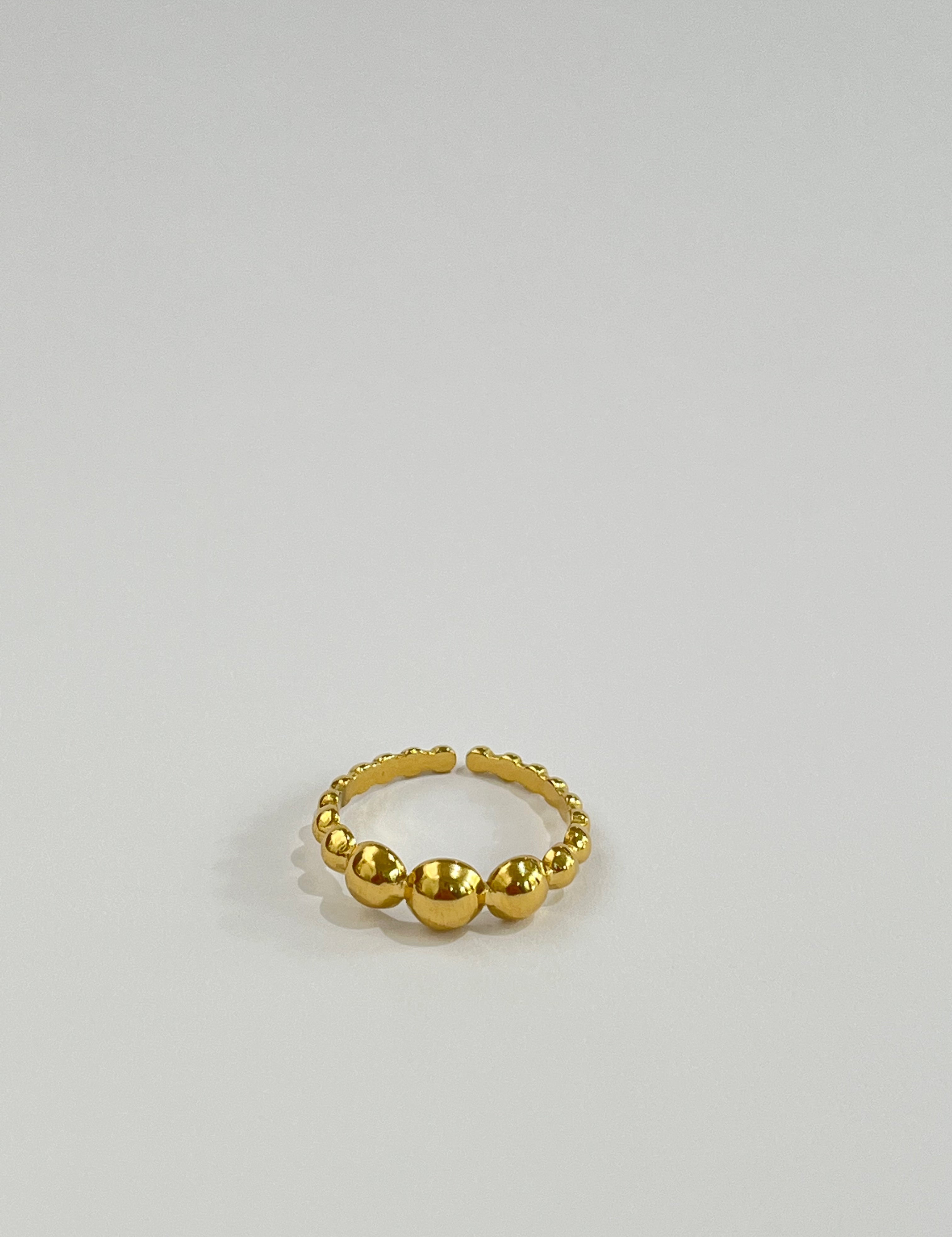 Bague Fally dorée ouverte en perles dorées, sur fond gris - Ordiajade