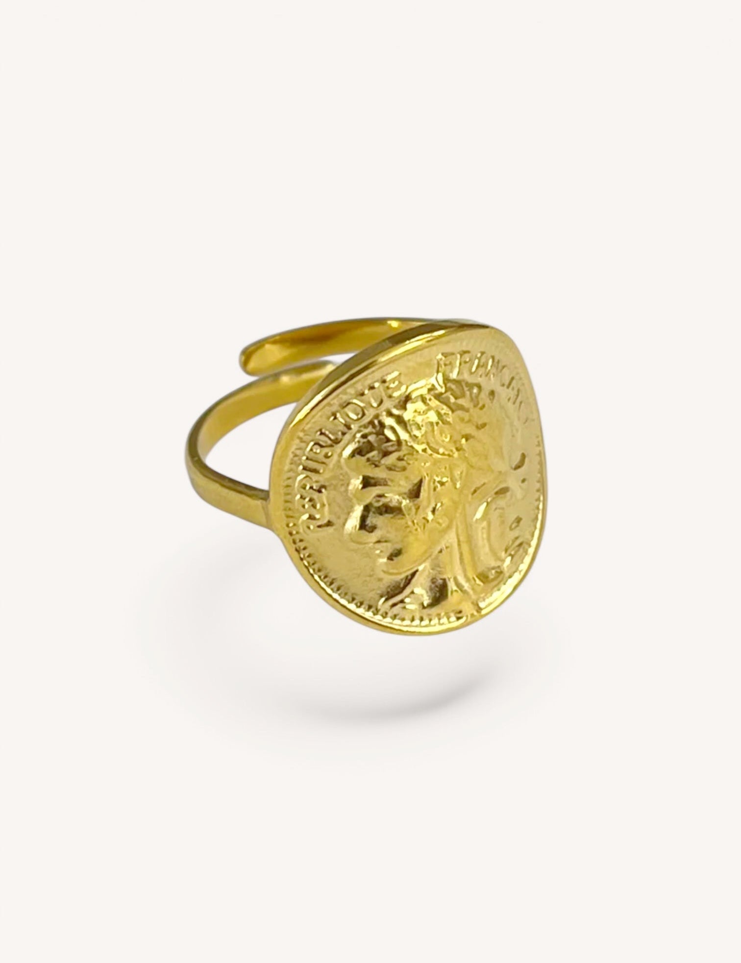 Bague Pièce dorée surmontée d'une pièce gravée d'un profil, sur fond blanc - Ordiajade