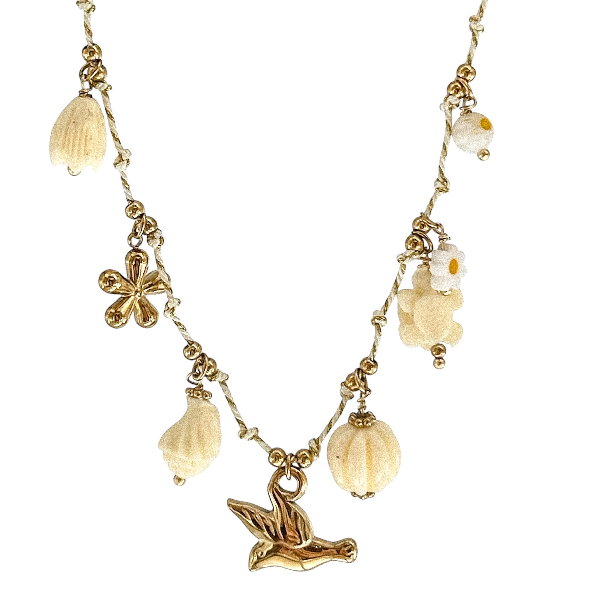 Collier doré en acier inoxydable avec pendentif oiseau et perles ivoire - sur fond blanc -Bijoux Ordiajade