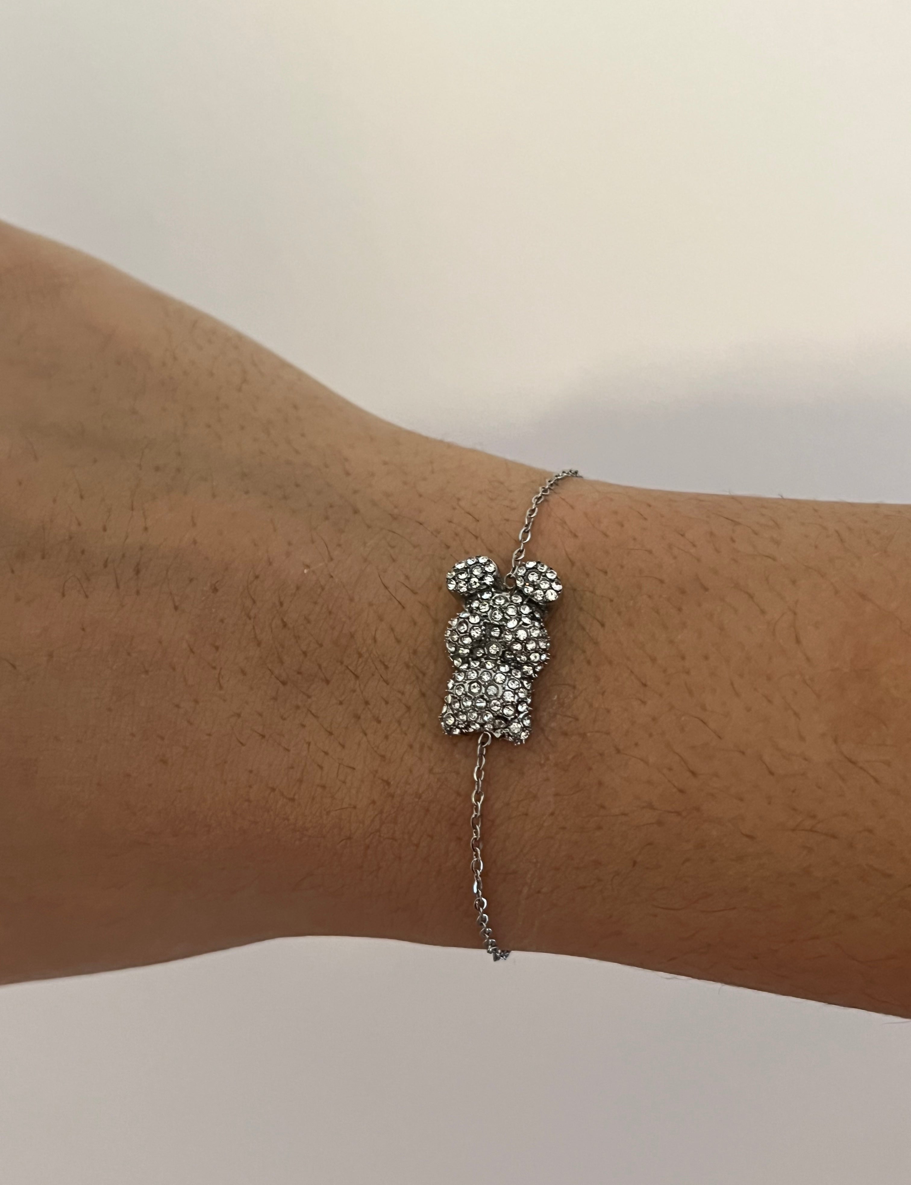 Bracelet Ourson argenté à ourson pavé de strass porté au poignet - Ordiajade