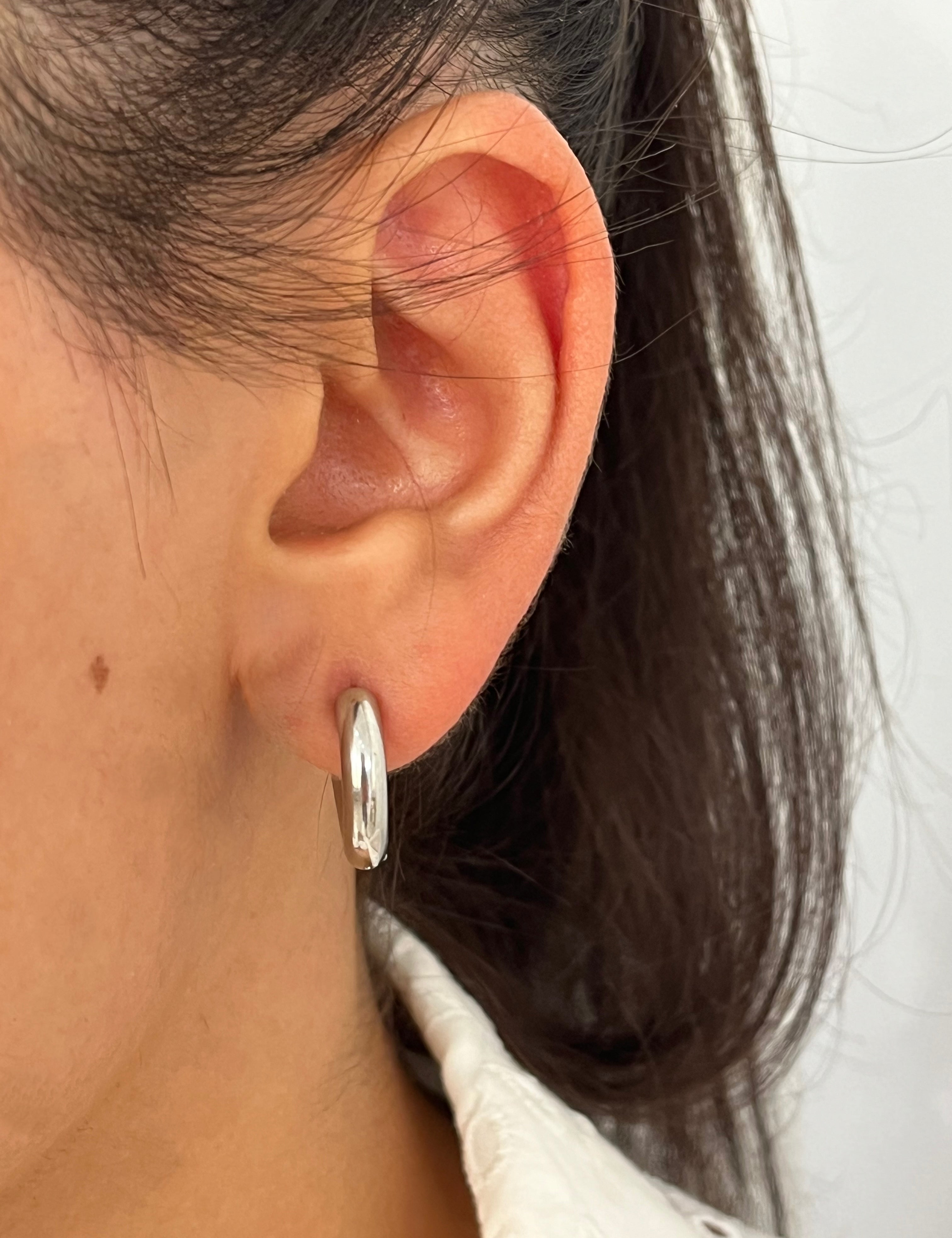 Boucles d'oreilles Sici argentées, demi-créoles bombées portées à l'oreille - Ordiajade