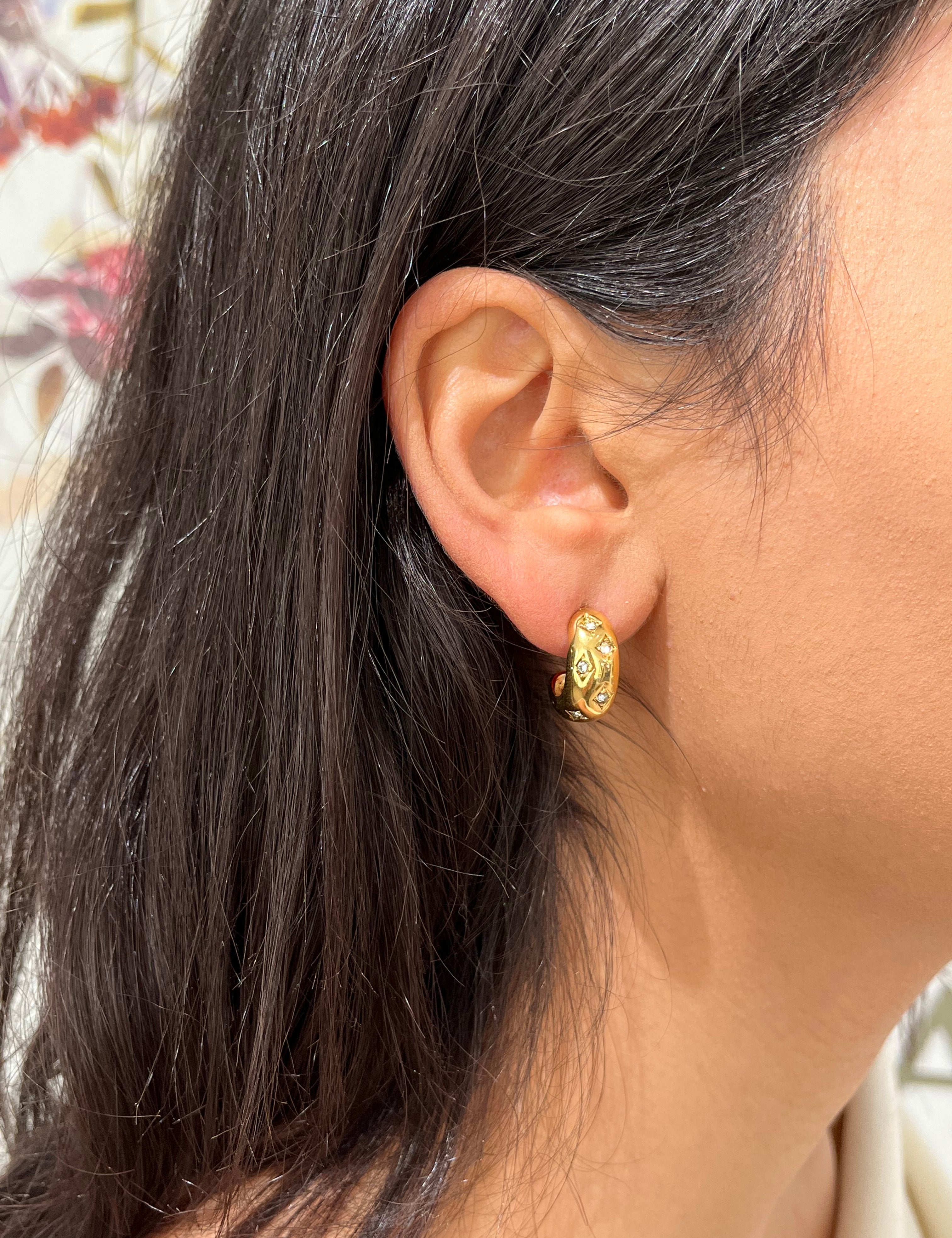 Boucles Kaly, créoles dorées martelées serties de petites pierres, portées - Ordiajade