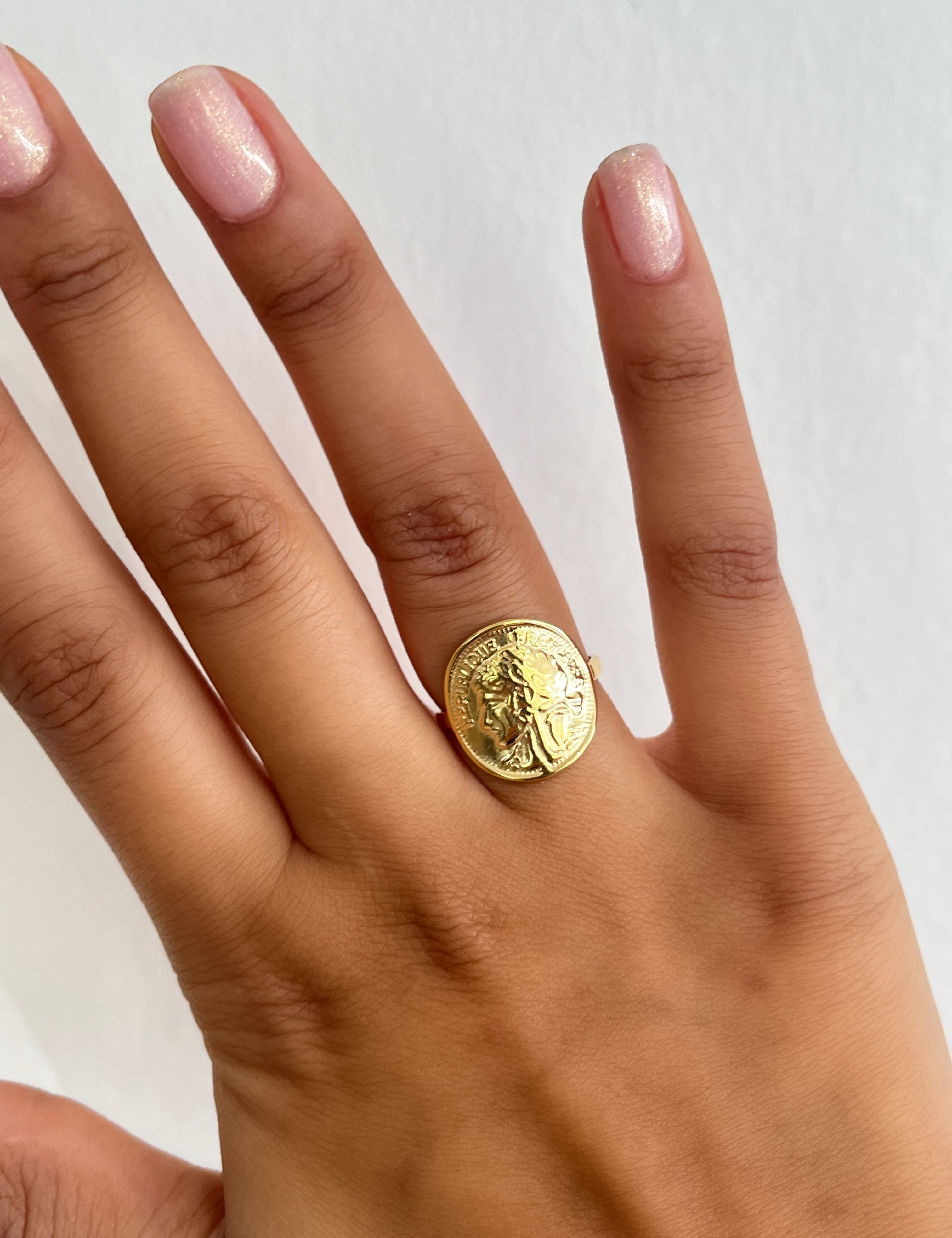 Bague Pièce dorée à pièce gravée portée au doigt - Ordiajade