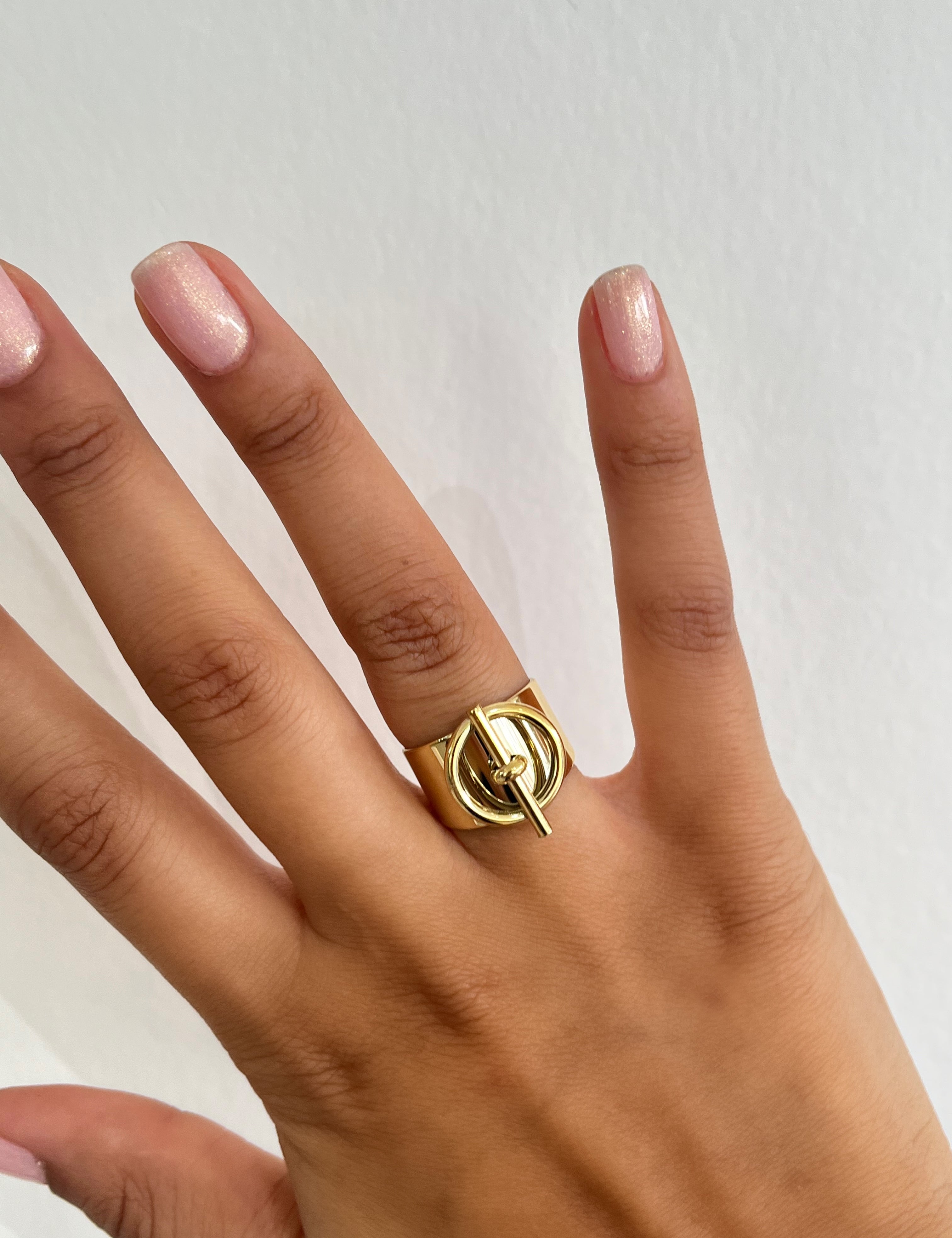 Bague Rayon dorée portée au doigt - Ordiajade