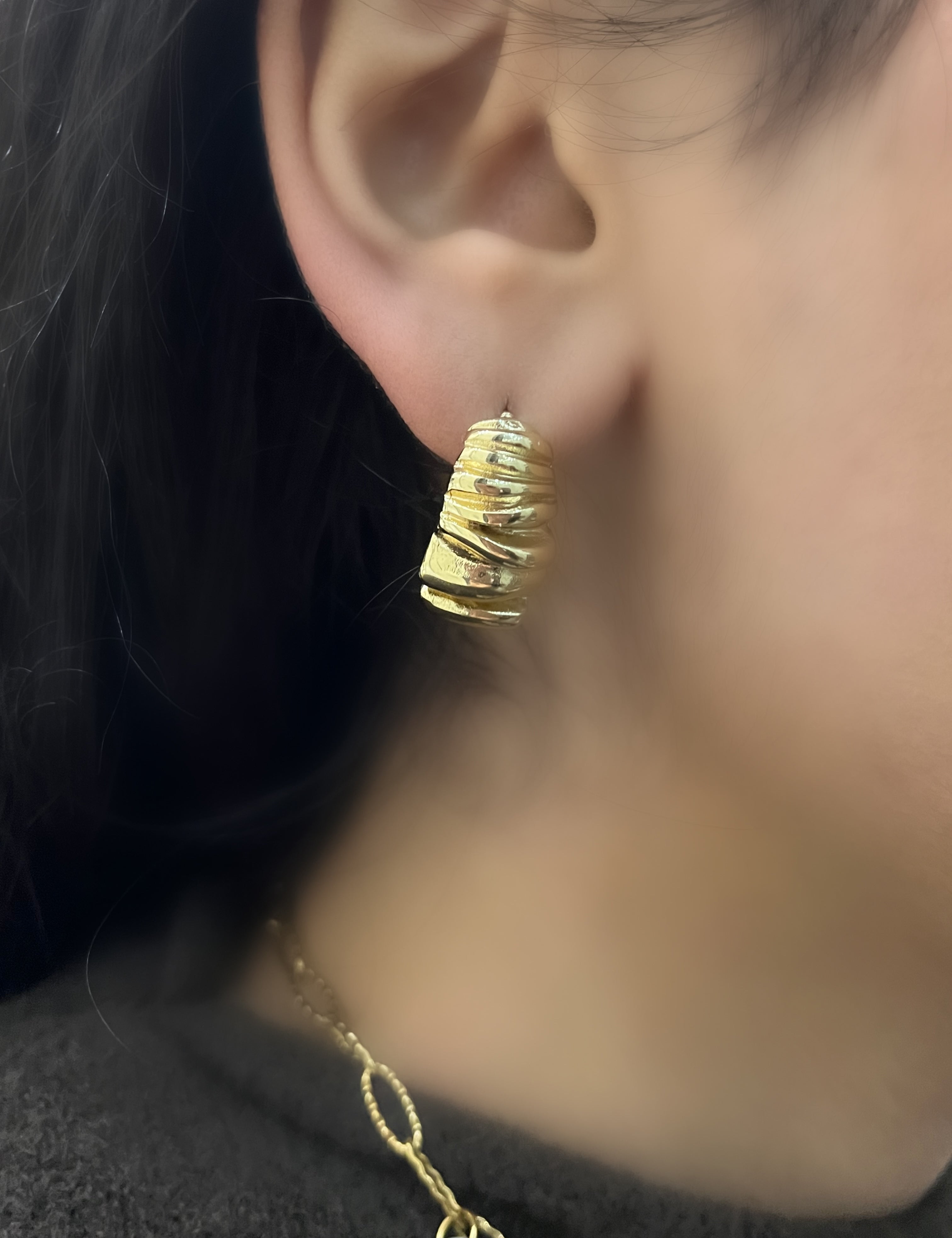 Boucles Hailey, demi-créoles dorées bombées et striées portées à l'oreille - Ordiajade