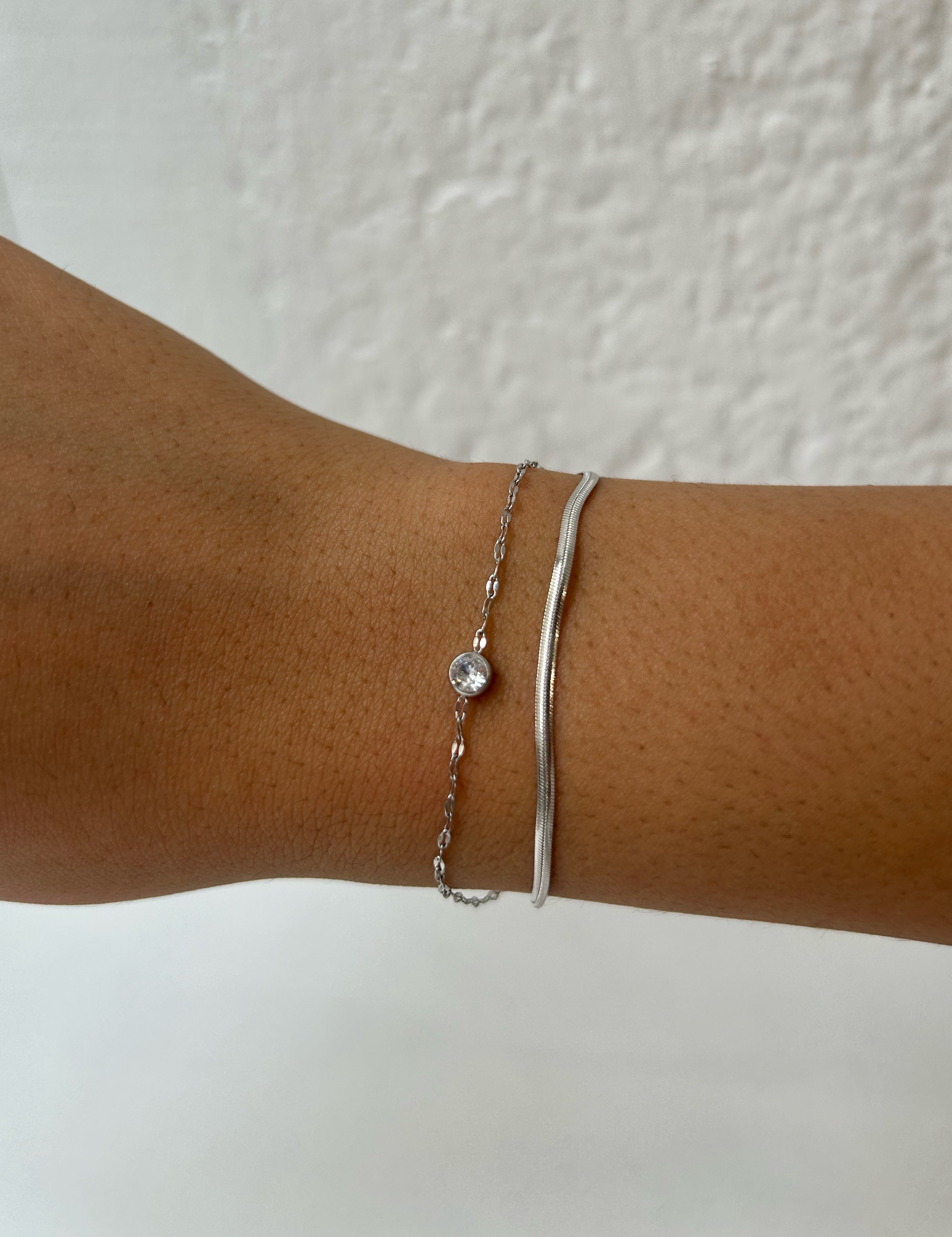 Bracelet Sweet argenté à petite pierre brillante porté au poignet - Ordiajade