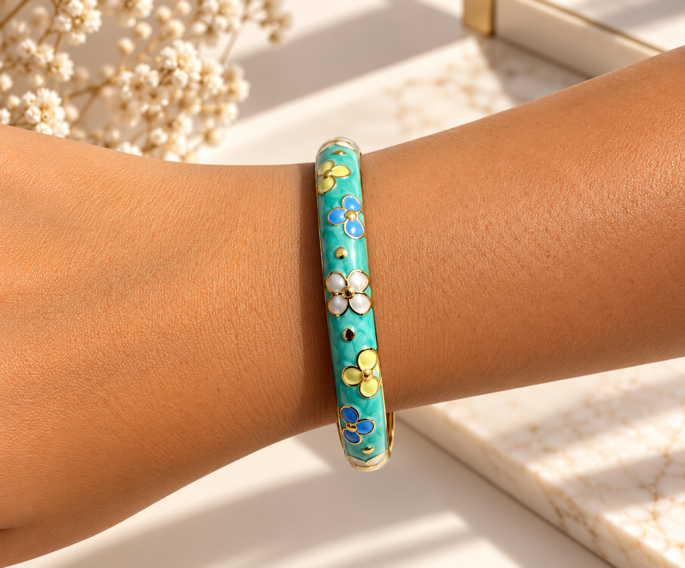 Bracelet jonc Vendôme turquoise fleuri porté au poignet - Ordiajade
