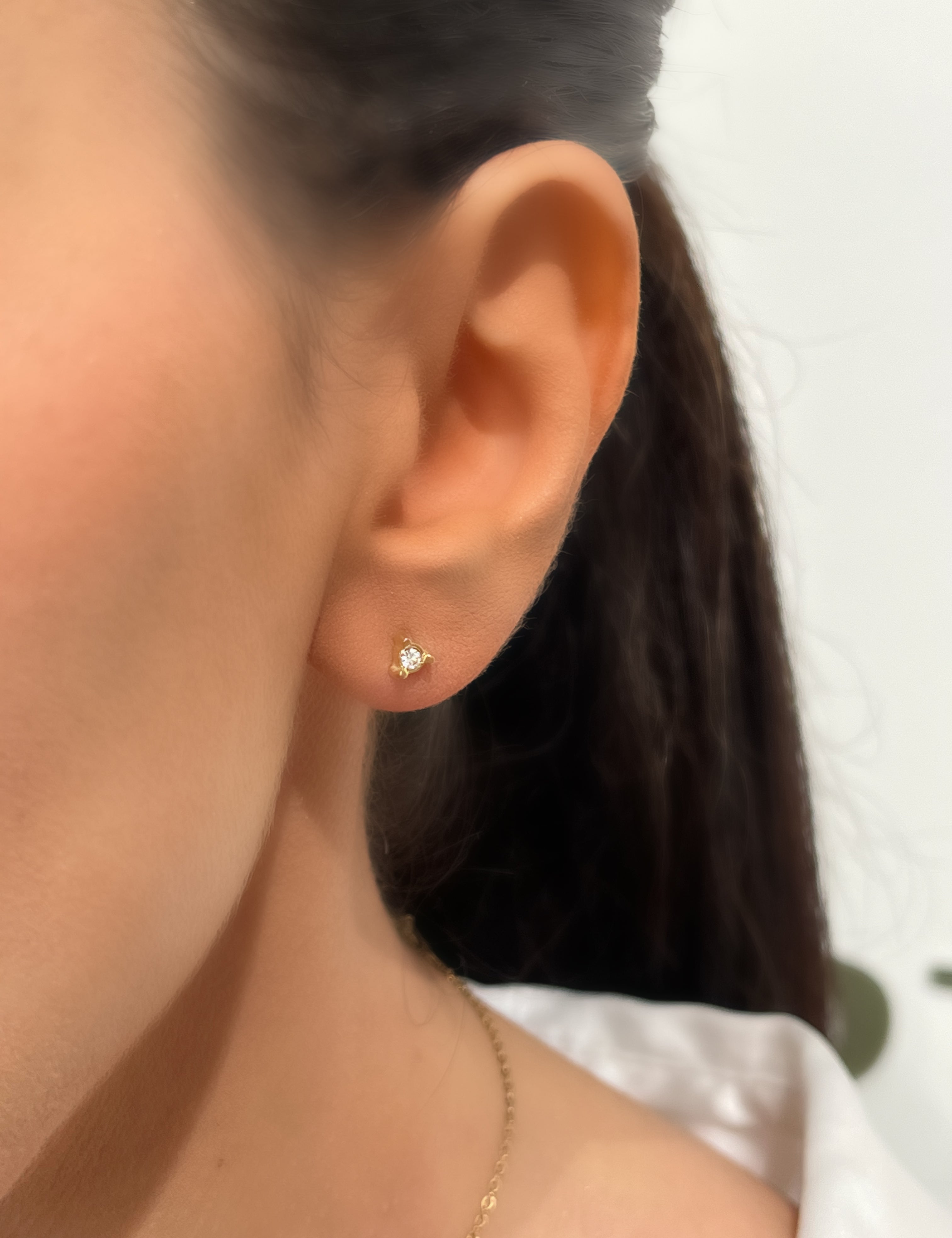 Boucles Shadow, petites puces dorées serties d'une pierre, portées à l'oreille - Ordiajade
