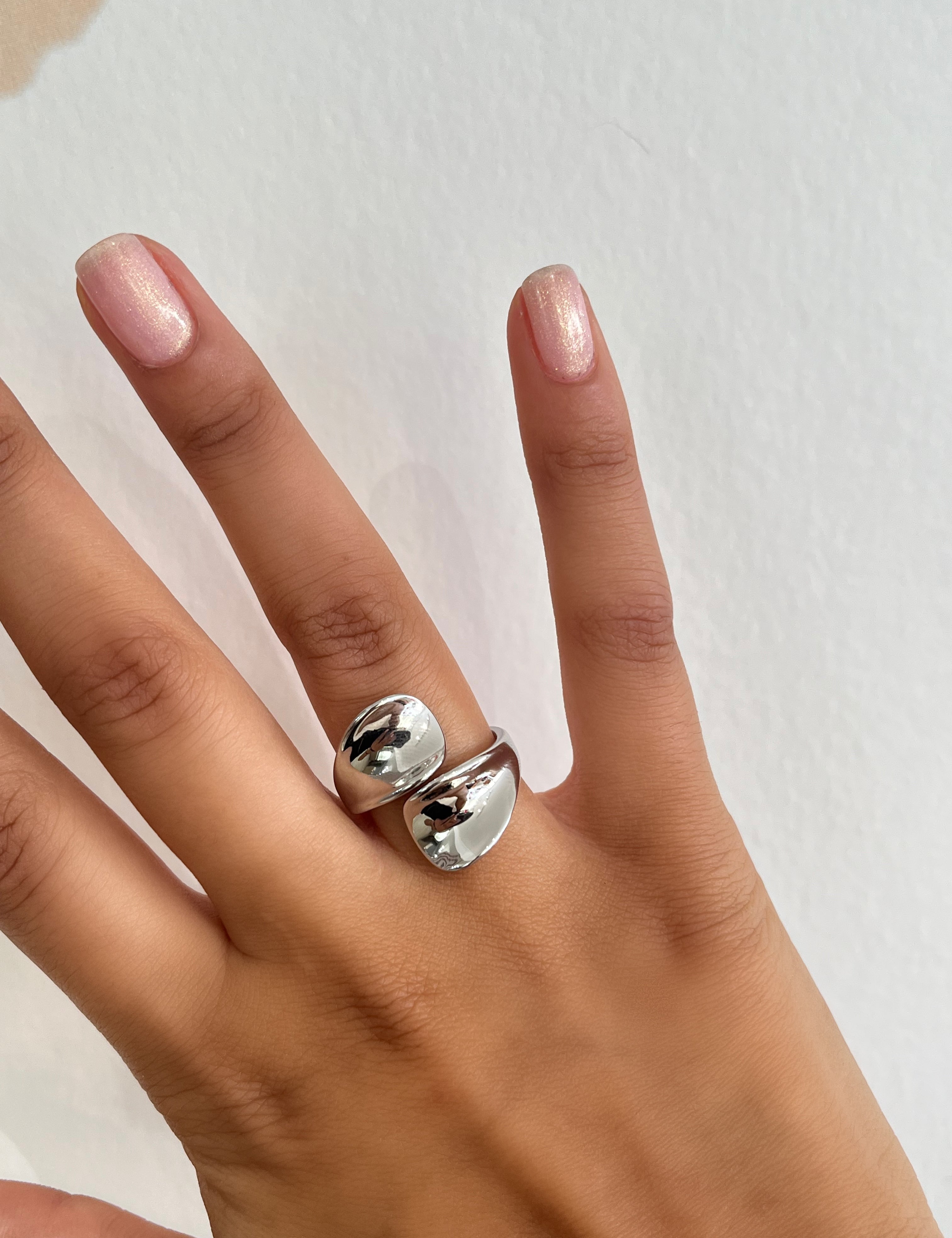 Bague Nua argentée portée au doigt - Ordiajade