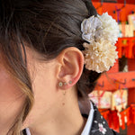 Boucles Hacu dorées à étoile et petite fleur, portées avec une fleur dans les cheveux - Ordiajade