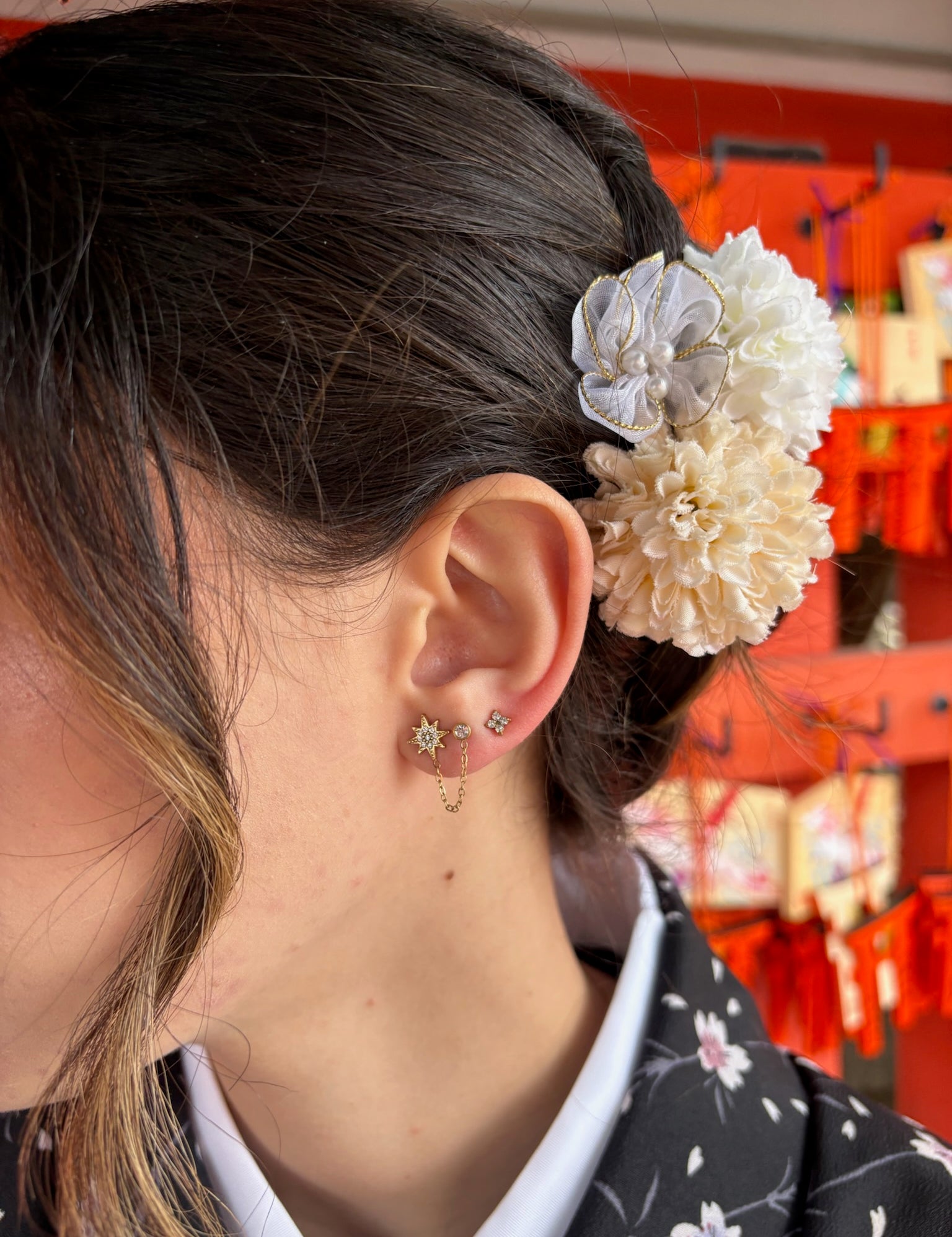 Boucles Hacu dorées à étoile et petite fleur, portées avec une fleur dans les cheveux - Ordiajade