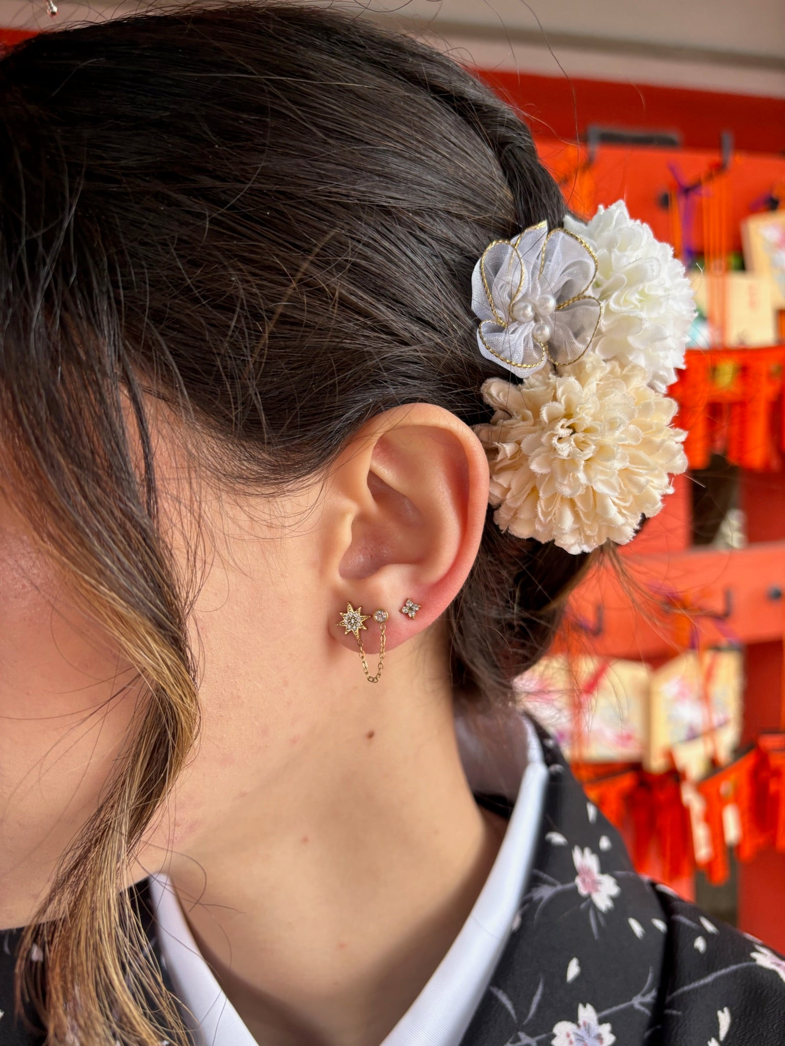 Boucles Hacu dorées à étoile et petite fleur, portées avec une fleur dans les cheveux - Ordiajade