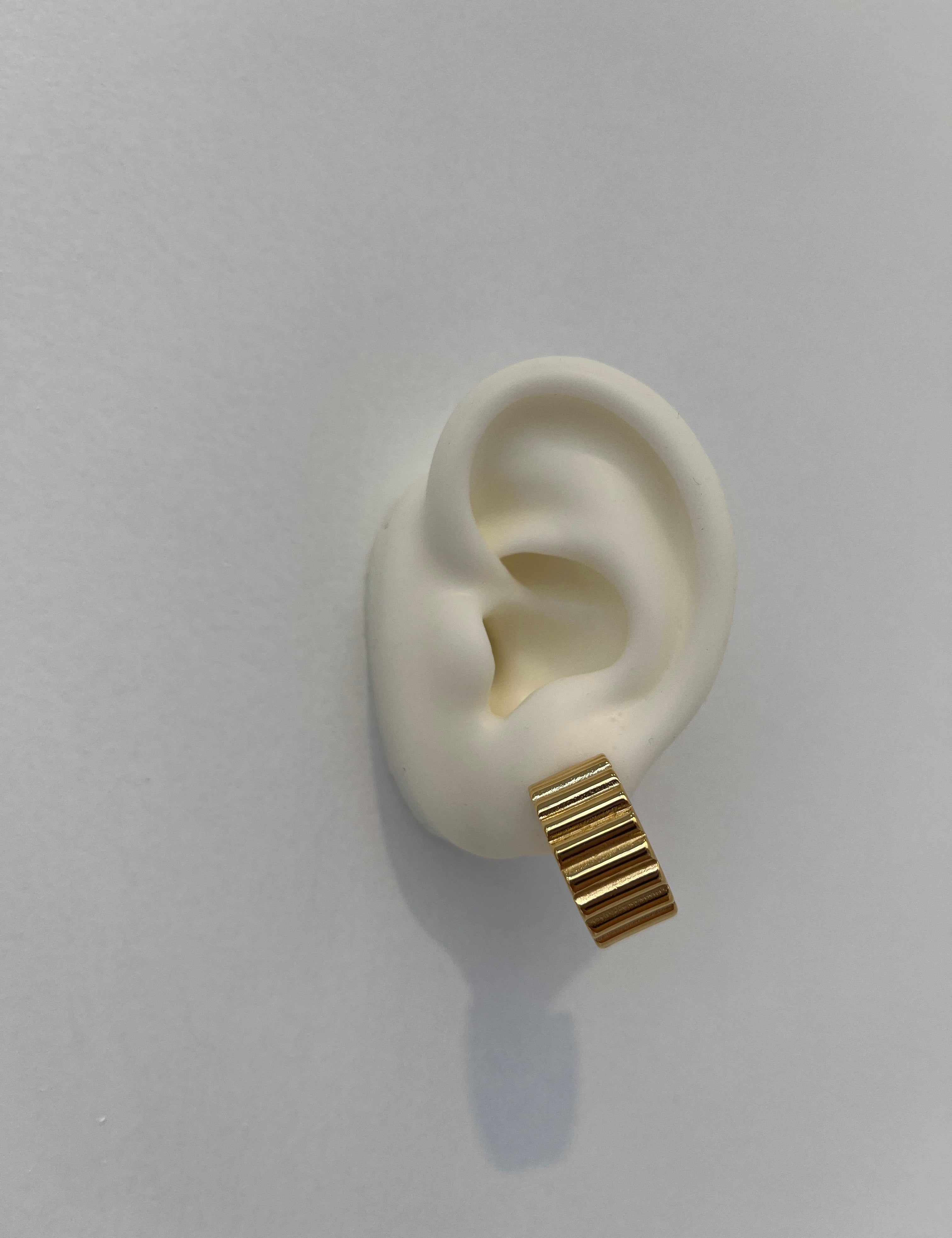 Créole Laurina dorée large et rainurée sur un buste d'oreille - Ordiajade