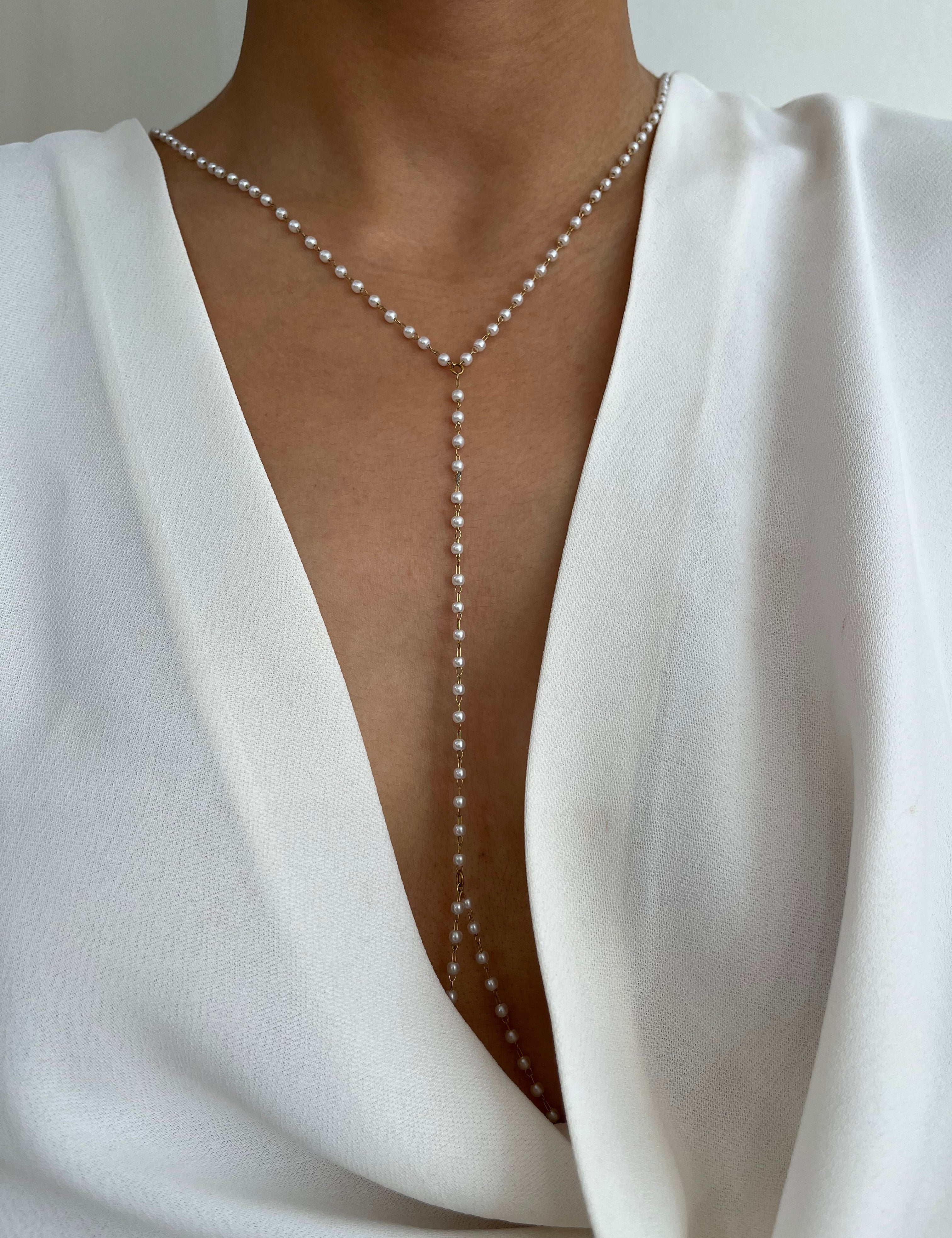 Chaîne de corps Perle dorée à petites perles blanches portée sur le décolleté - Ordiajade