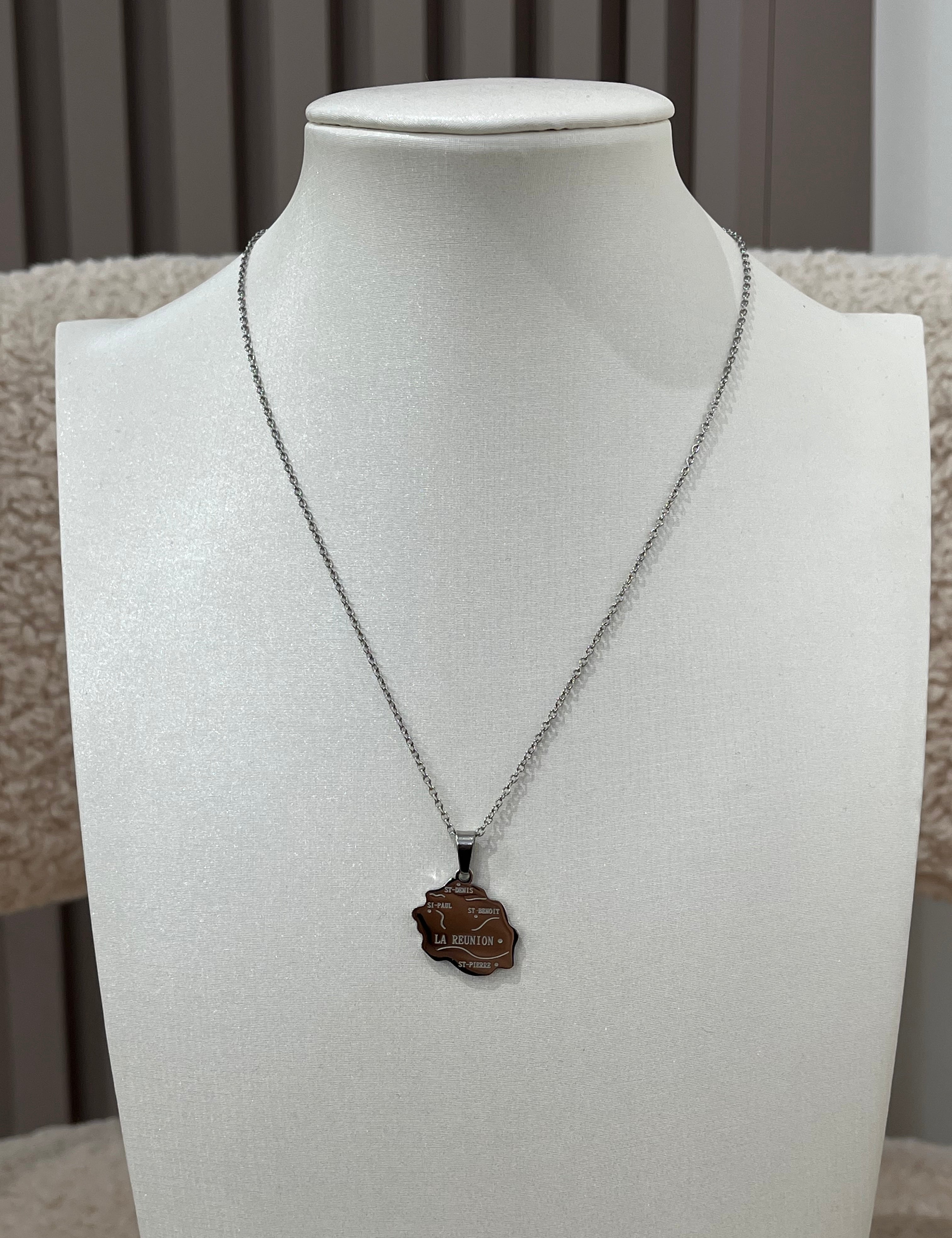 Collier Réunion à pendentif carte de l'île, présenté sur un buste - Ordiajade