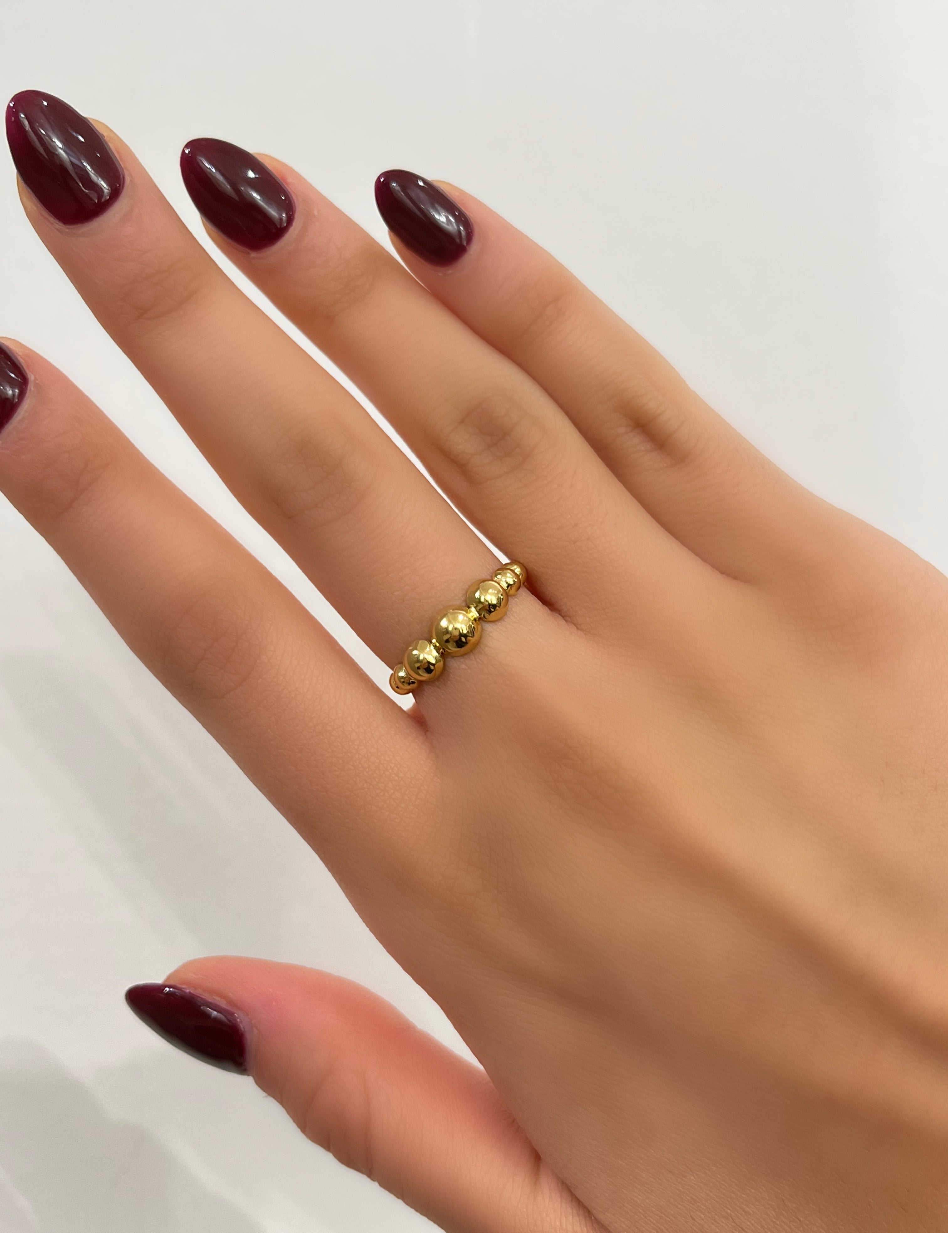 Bague Fally dorée fine en petites perles dorées, portée au doigt - Ordiajade