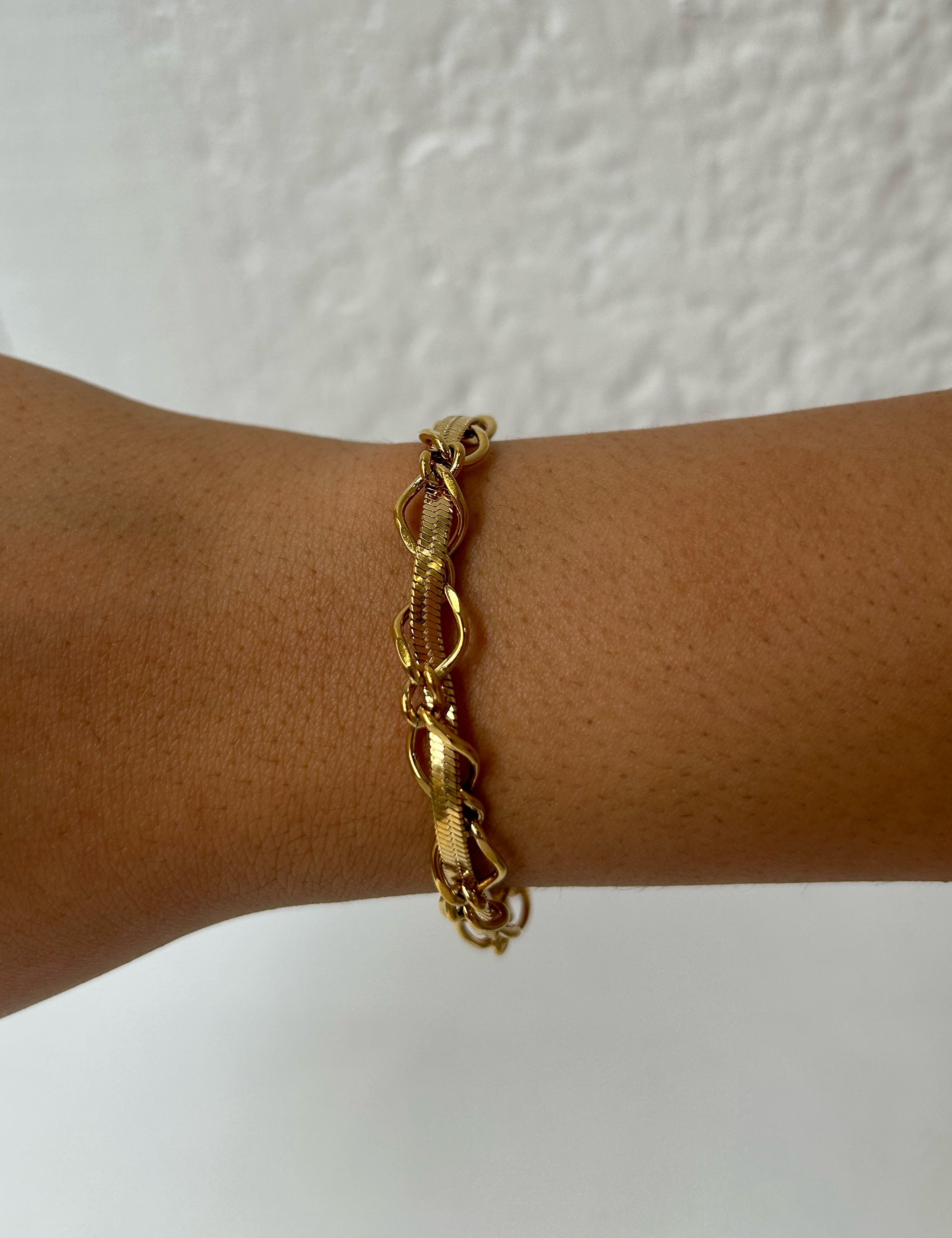 Bracelet Enlacer doré à maillons ovales entrelacés porté au poignet - Ordiajade
