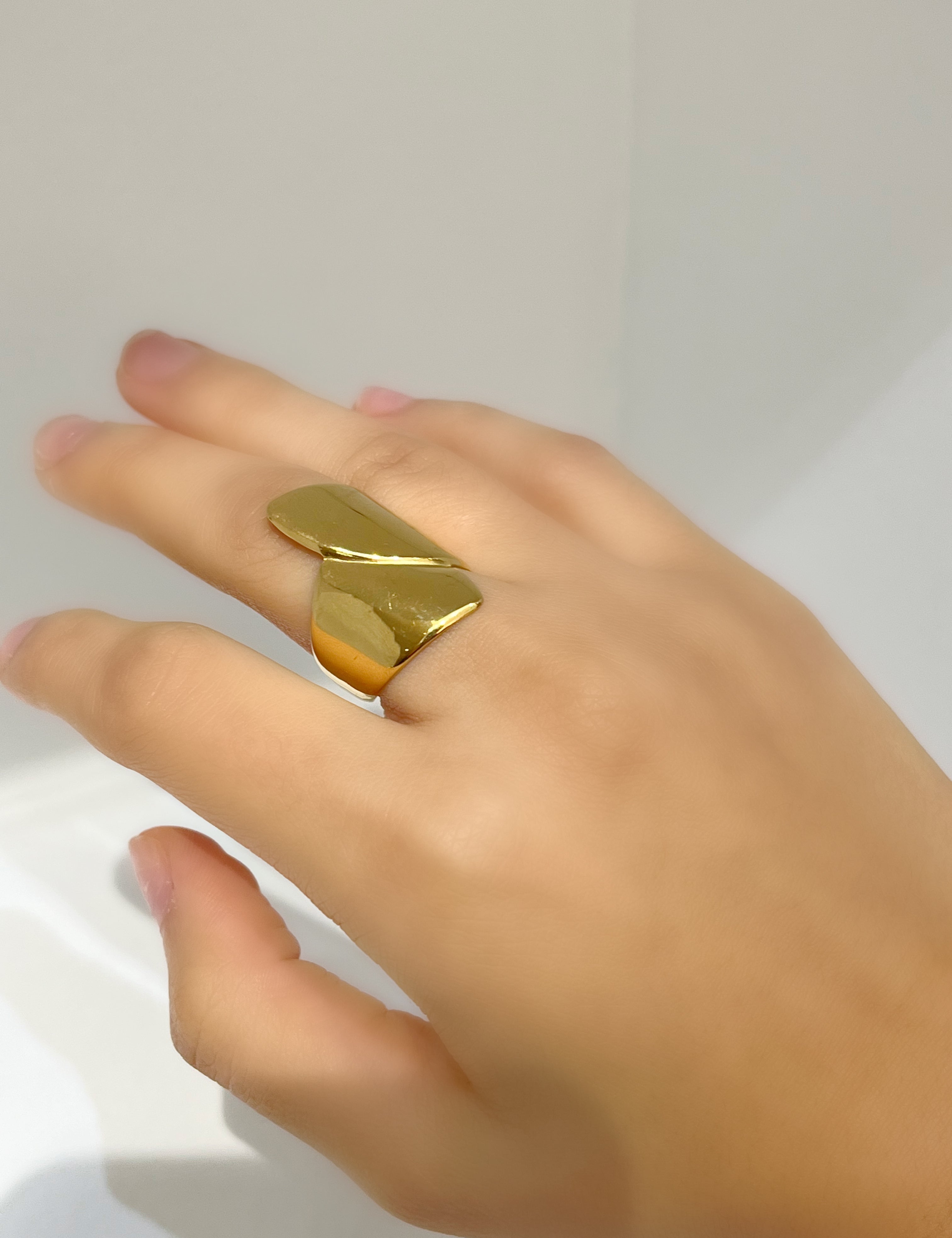 Bague Give Away dorée large à plaques asymétriques, portée au doigt - Ordiajade