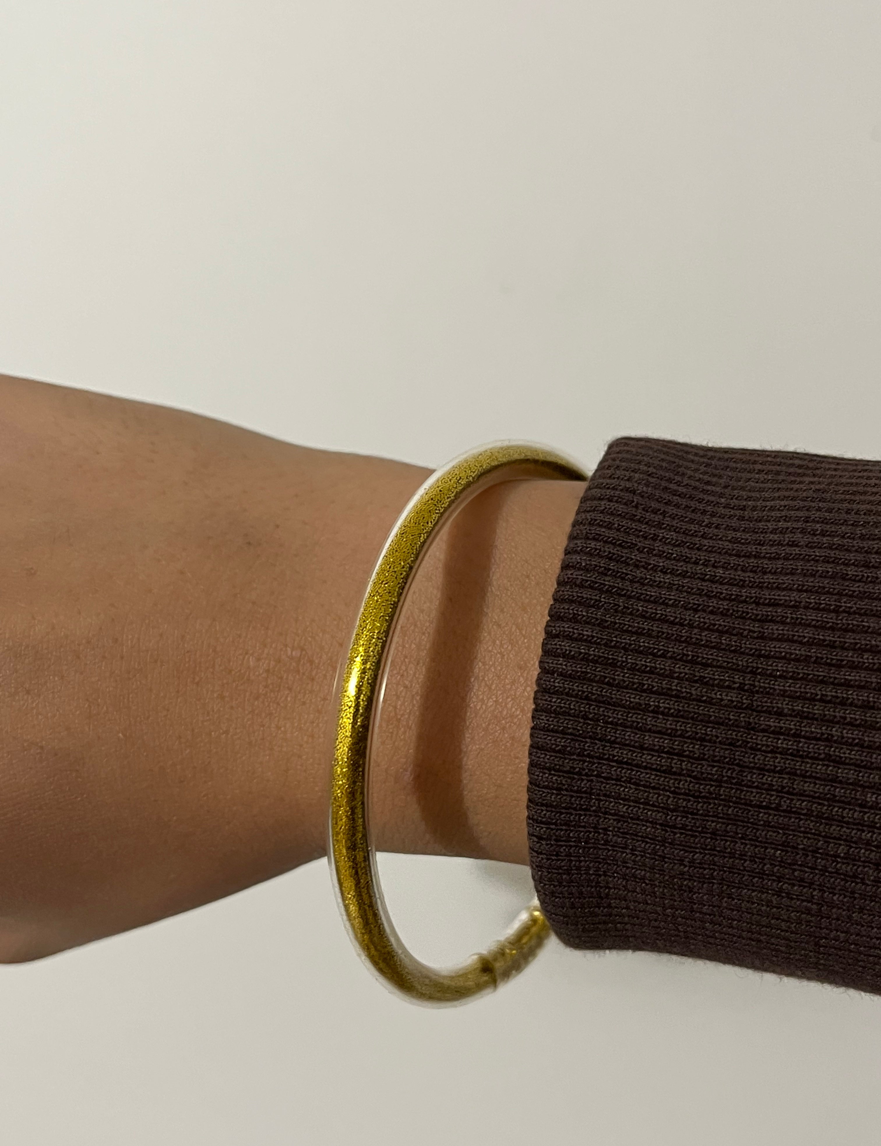 Bracelet Bouddhiste doré porté au poignet, waterproof et hypoallergénique - Ordiajade