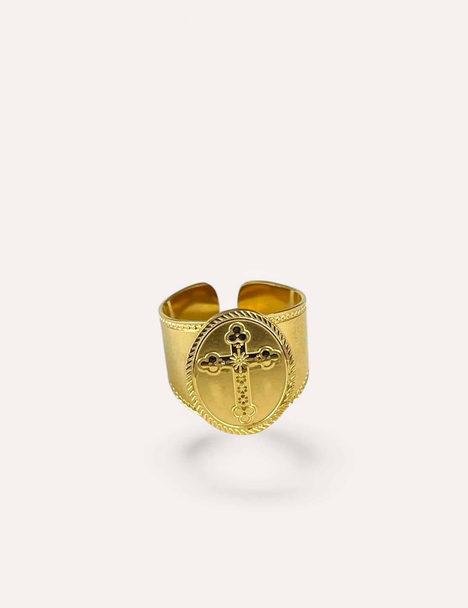 Bague Cruz, chevalière dorée au plateau gravé, sur fond clair - Ordiajade