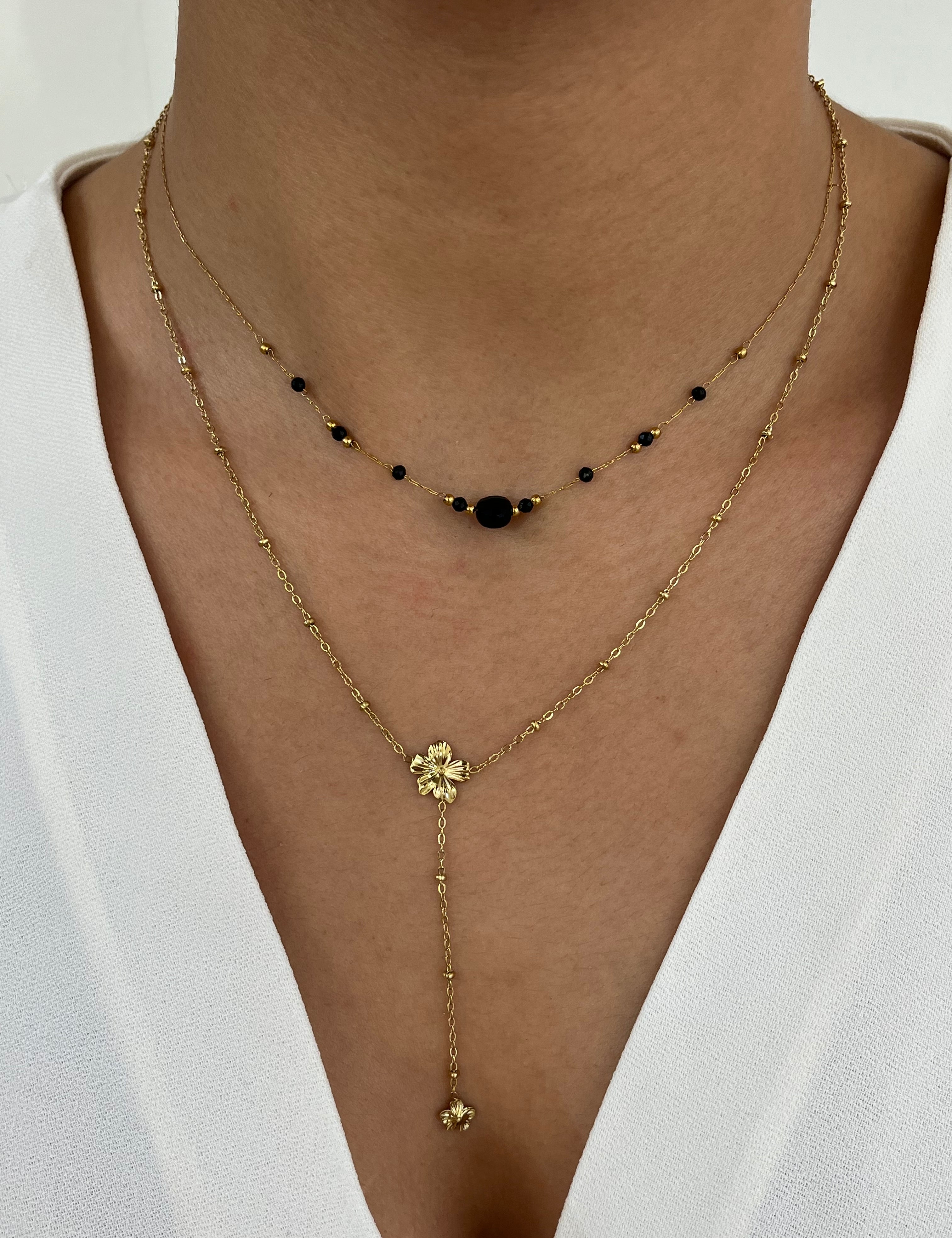 Collier Subtile porté en accumulation avec un collier en Y doré - Ordiajade