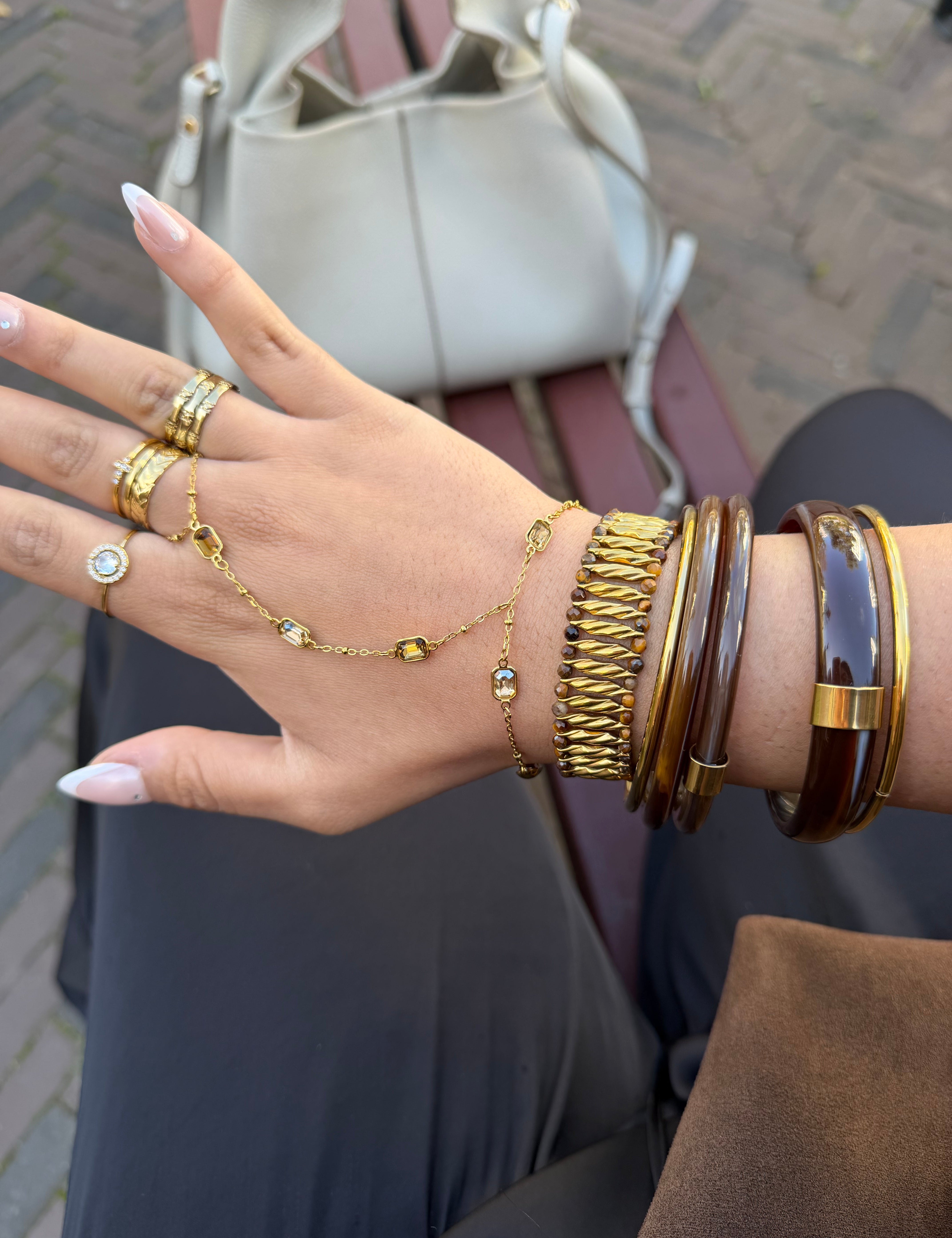 Bague Lisa Croix portée avec des bracelets et une chaîne de main dorés - Ordiajade