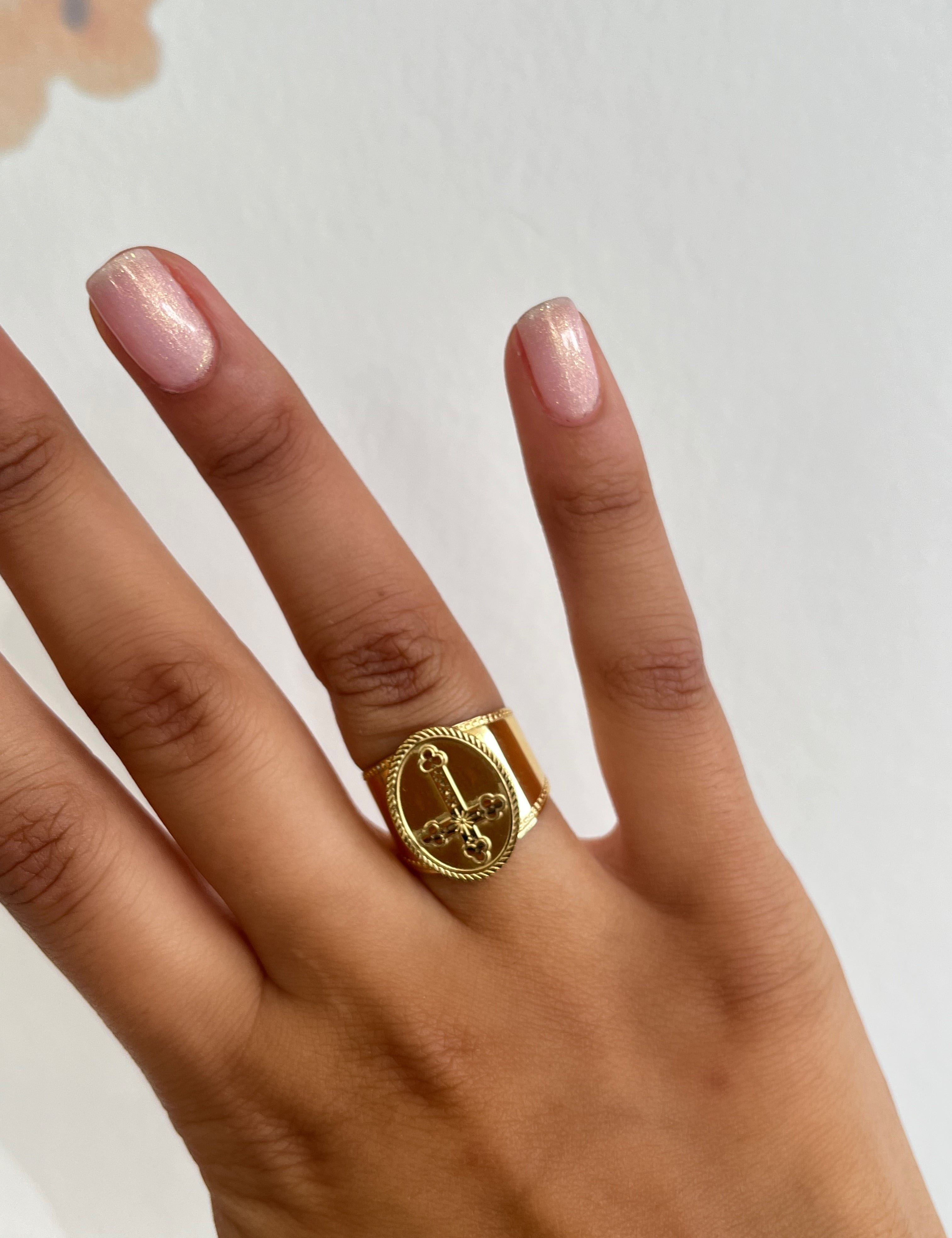 Bague Cruz, chevalière dorée gravée portée au doigt - Ordiajade