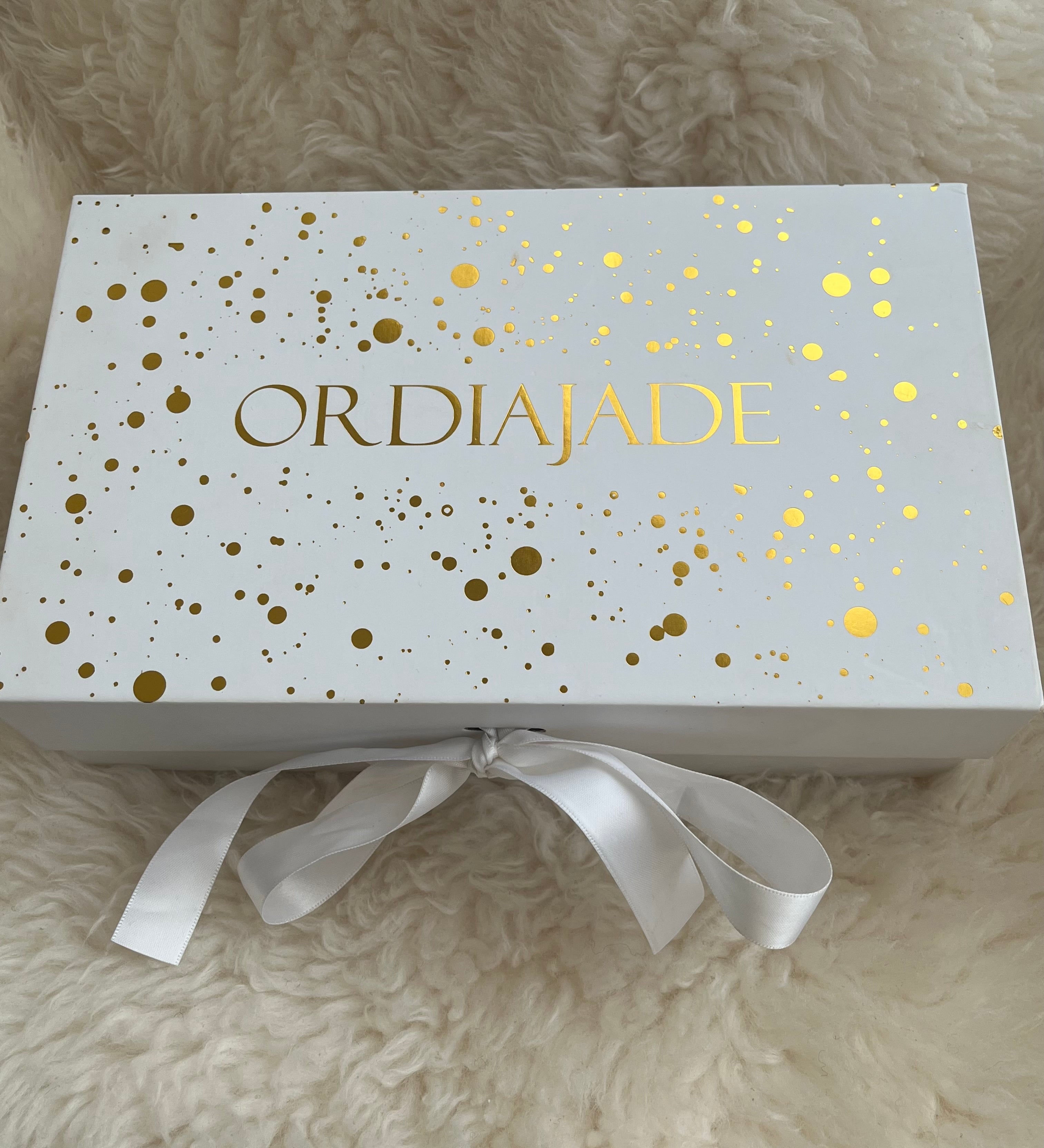 Boxe féerique bijoux parfum chaussettes sucre d’orge 