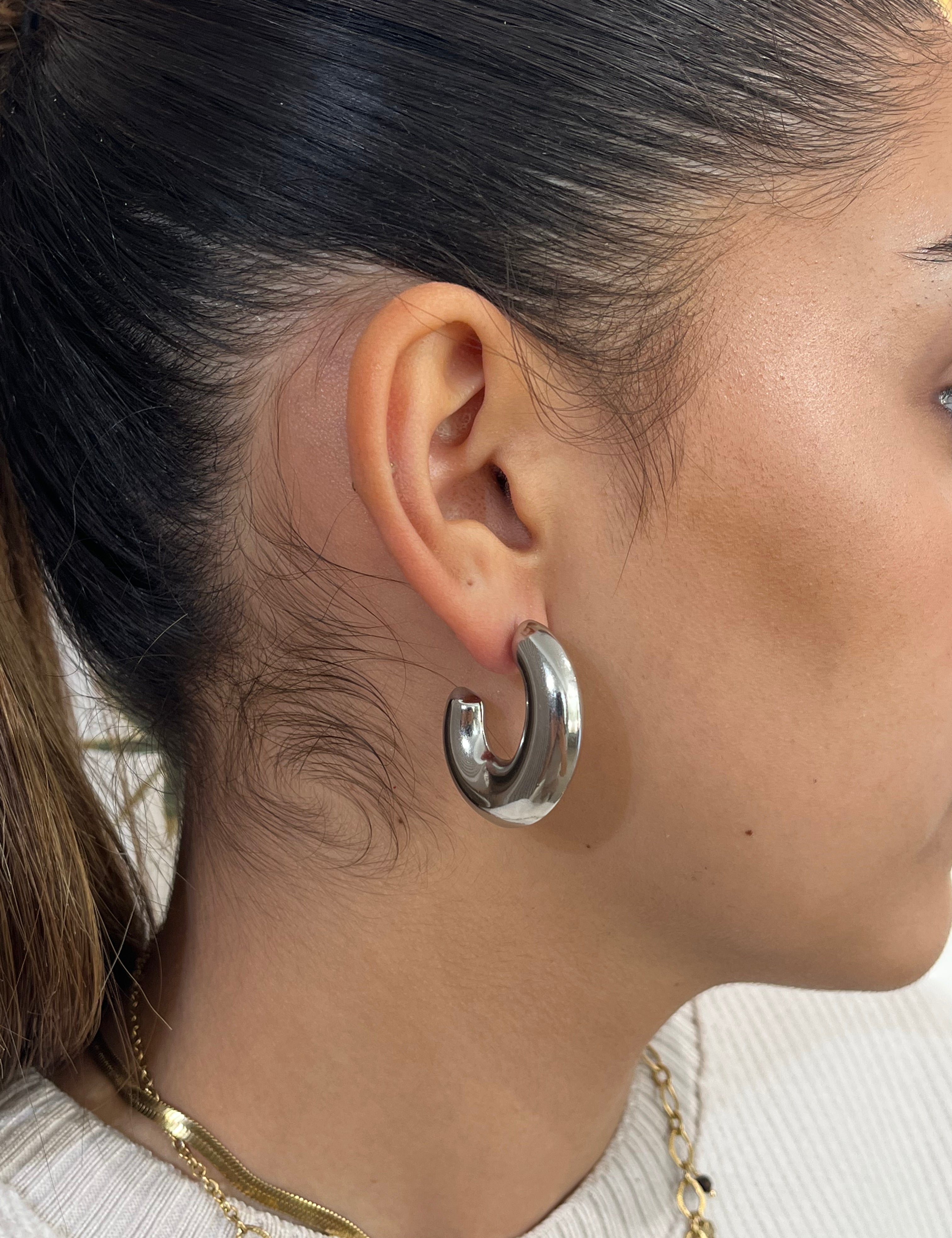 Boucles Anita, créoles argentées épaisses portées à l'oreille - Ordiajade