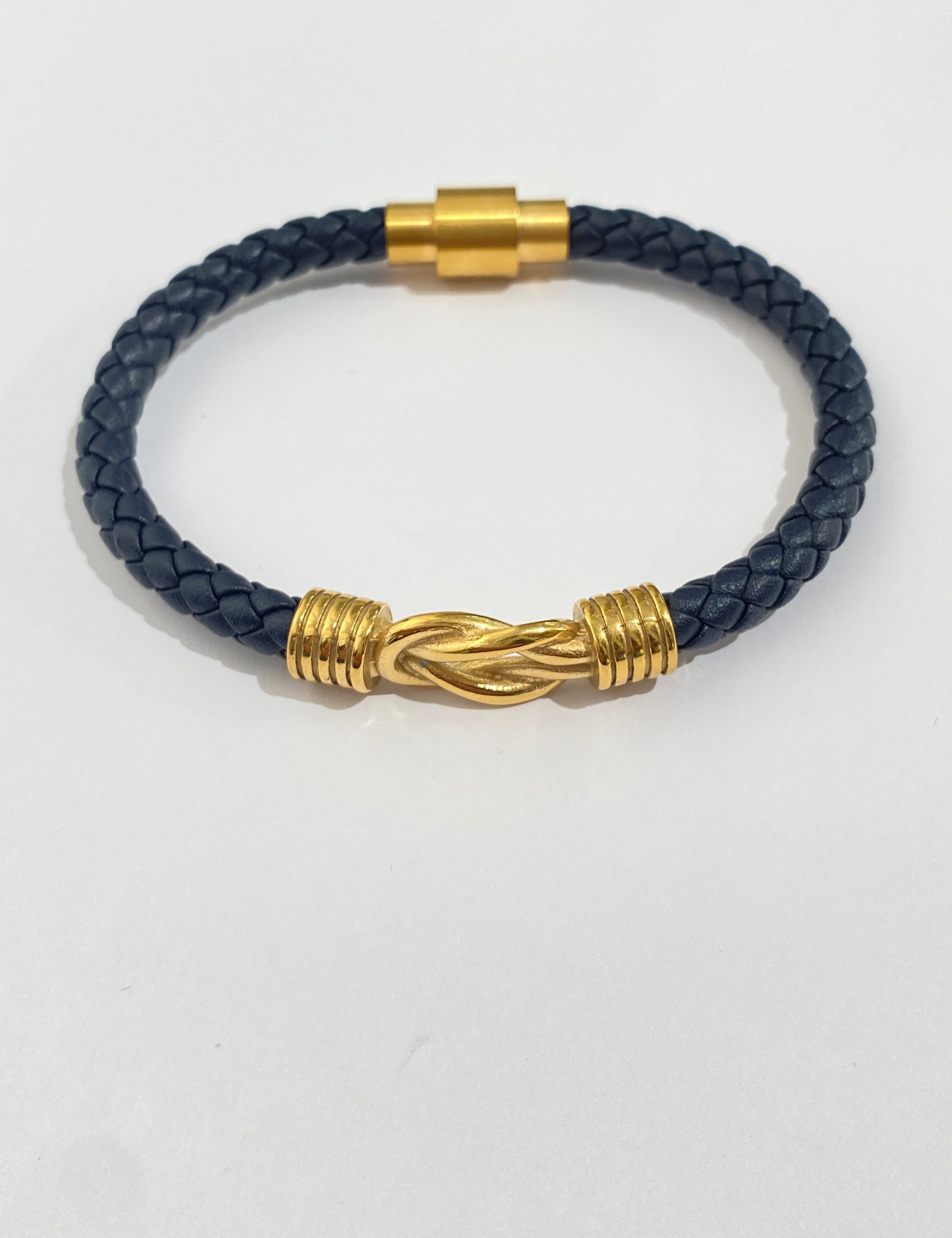 Bracelet homme Elija en cuir tressé bleu à nœud doré, sur fond blanc - Ordiajade