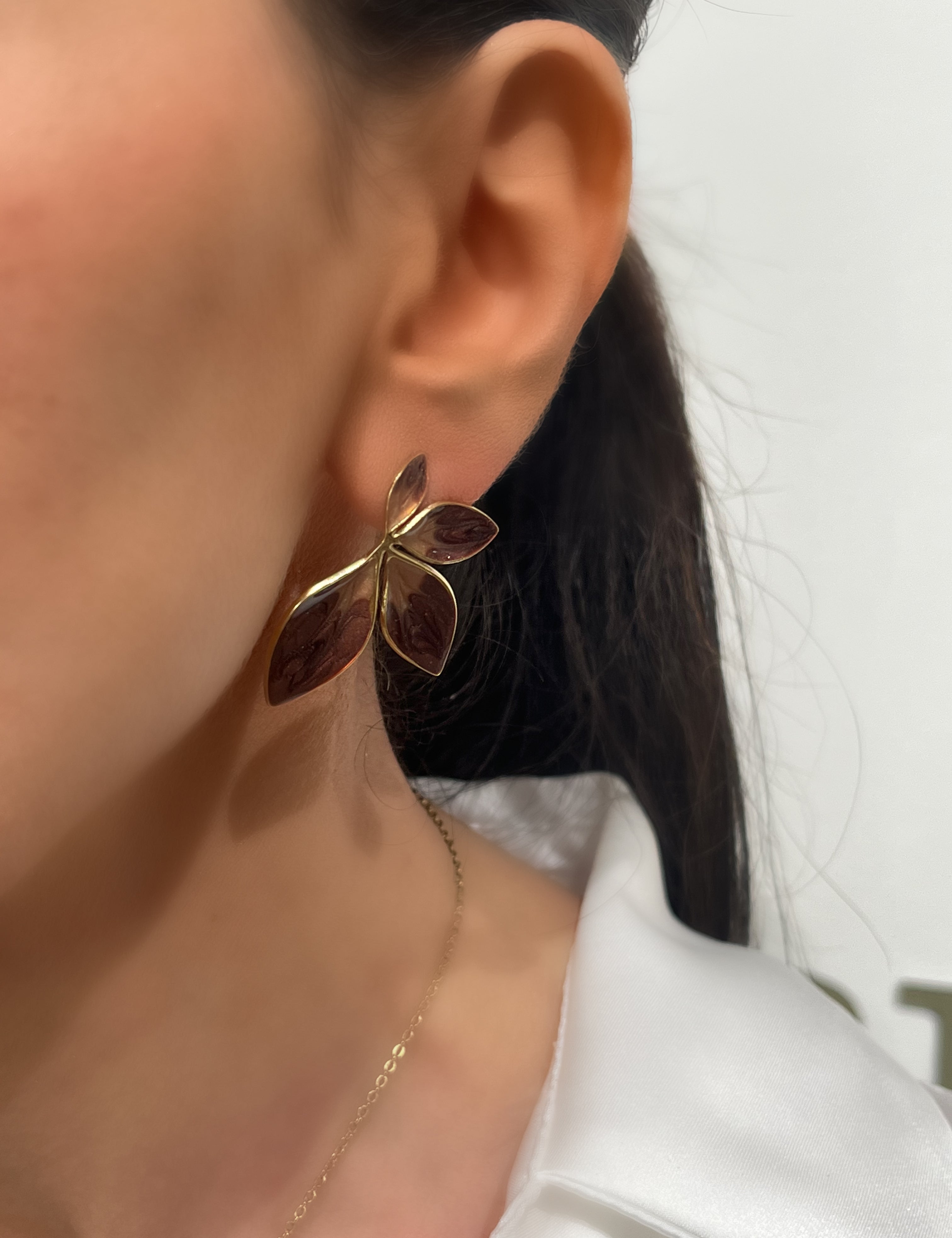 Boucle d'oreille Nalla en forme de fleur aux pétales bruns cerclés de doré, portée - Ordiajade