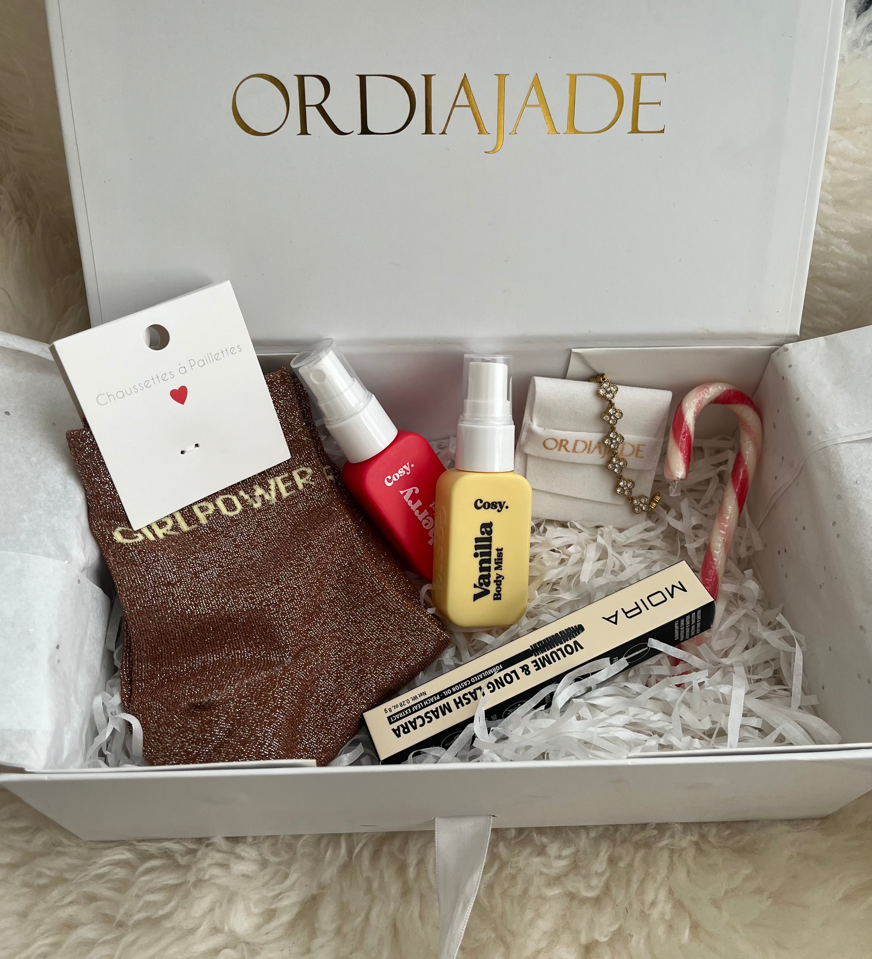 Boxe Noel Girly  bijoux parfum chaussettes sucre d’orge  mascara 