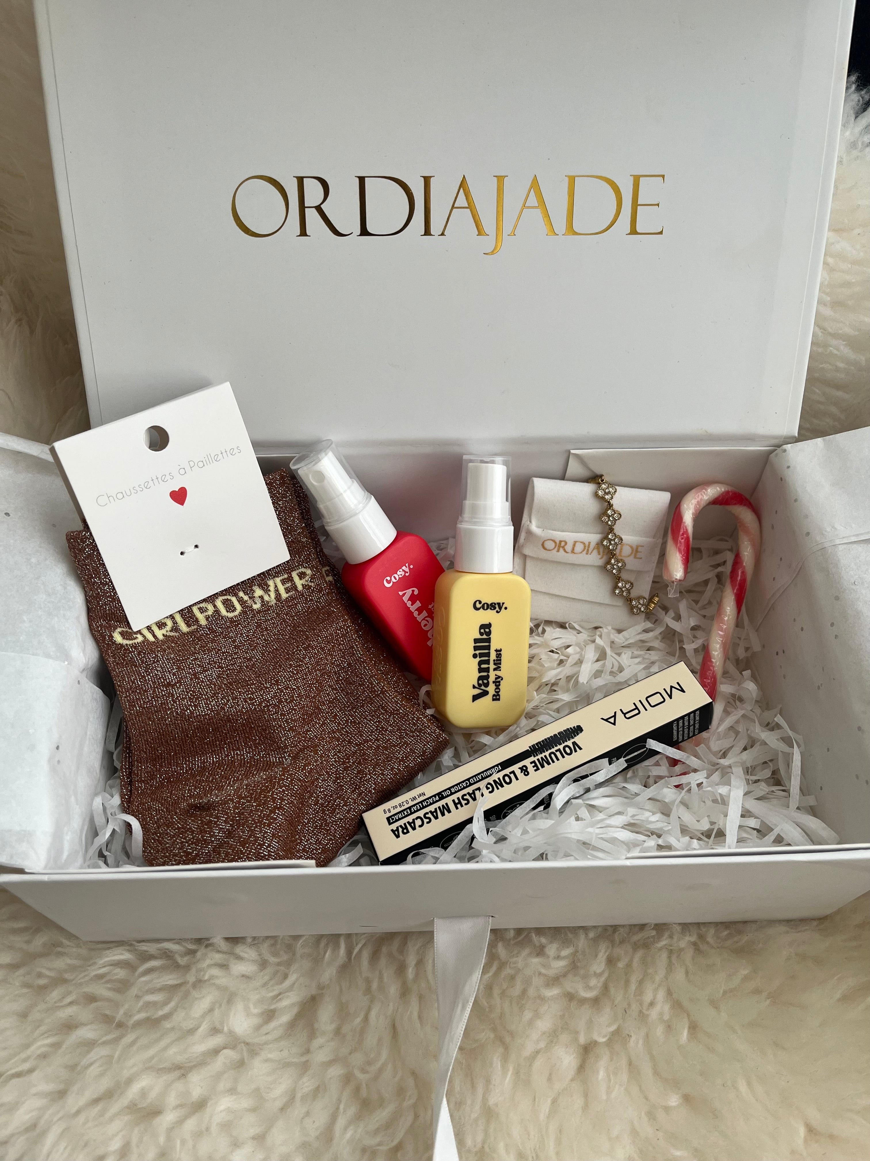 Boxe Noel Girly  bijoux parfum chaussettes sucre d’orge  mascara 