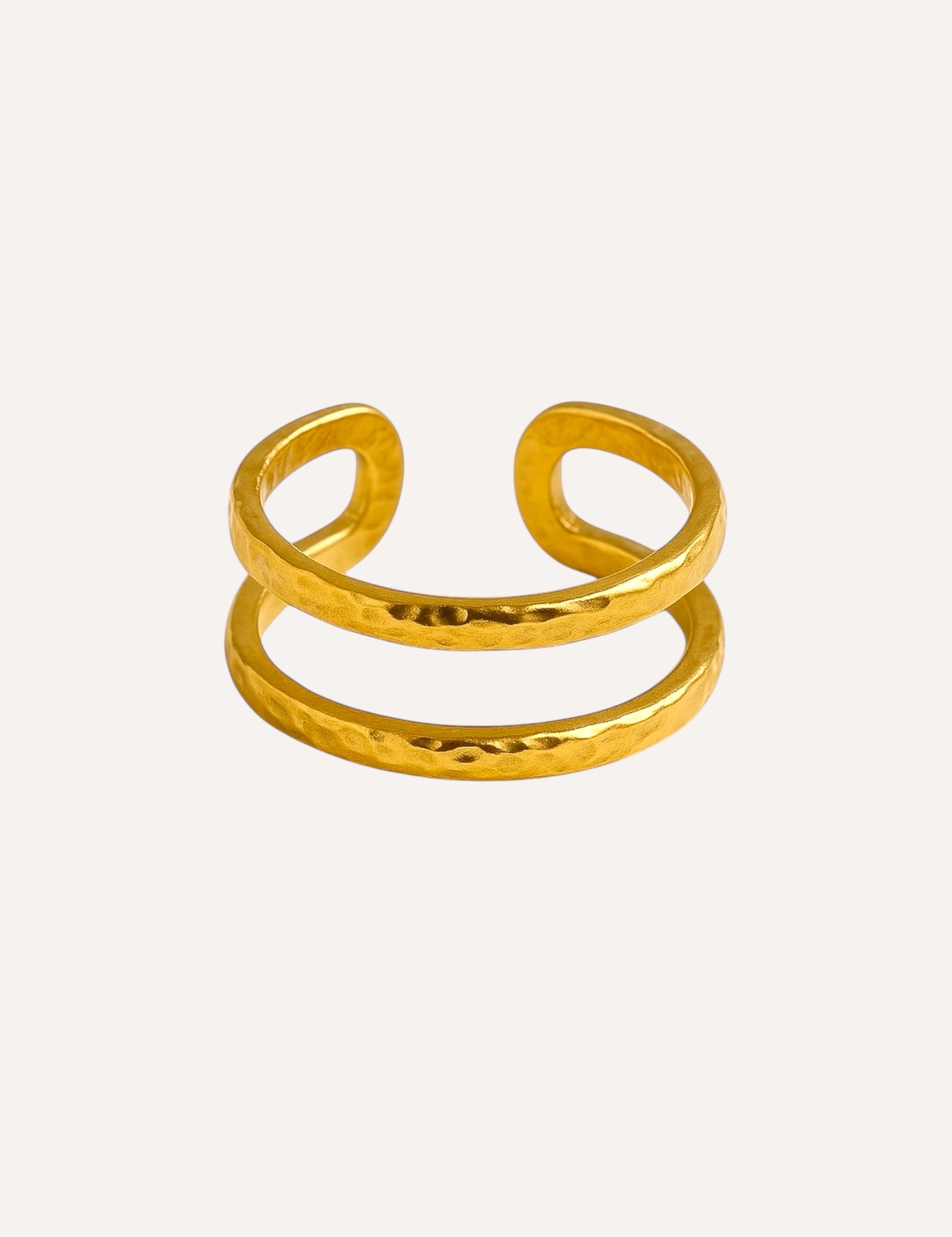 Bague Janeiro dorée ouverte à double anneau martelé, sur fond clair - Ordiajade