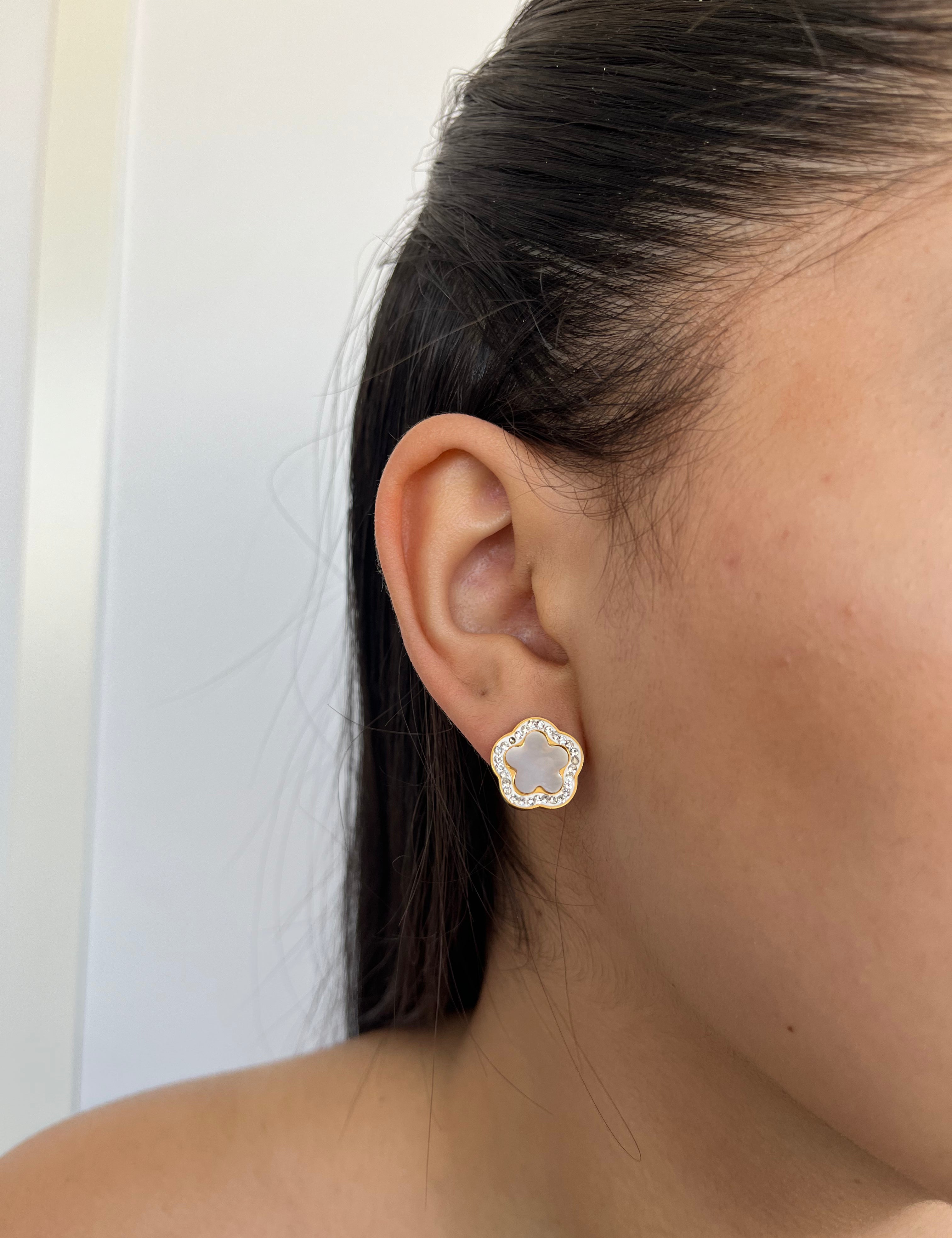 Boucle Line, puce fleur blanche cerclée de doré portée à l'oreille - Ordiajade